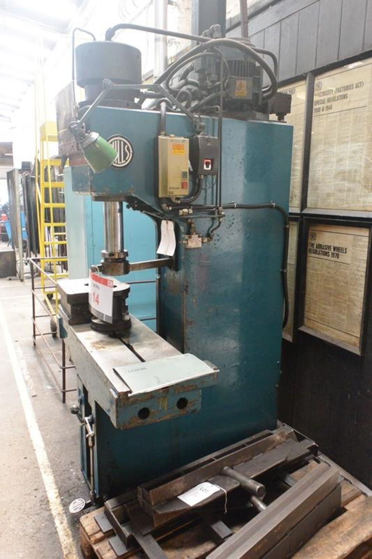 Mills hydraulic C frame vertical press, serial no. P68152, 12" throat to centre, 48" x 15" slotted - Bild 4 aus 6