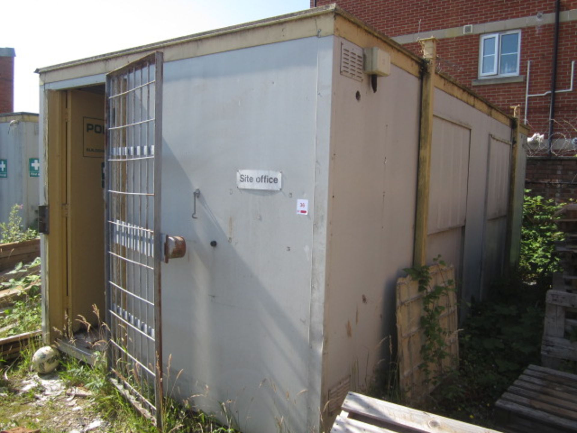 Jack leg 18ft single door portable site hut, triple window, anti theft panels & internal - Image 4 of 4