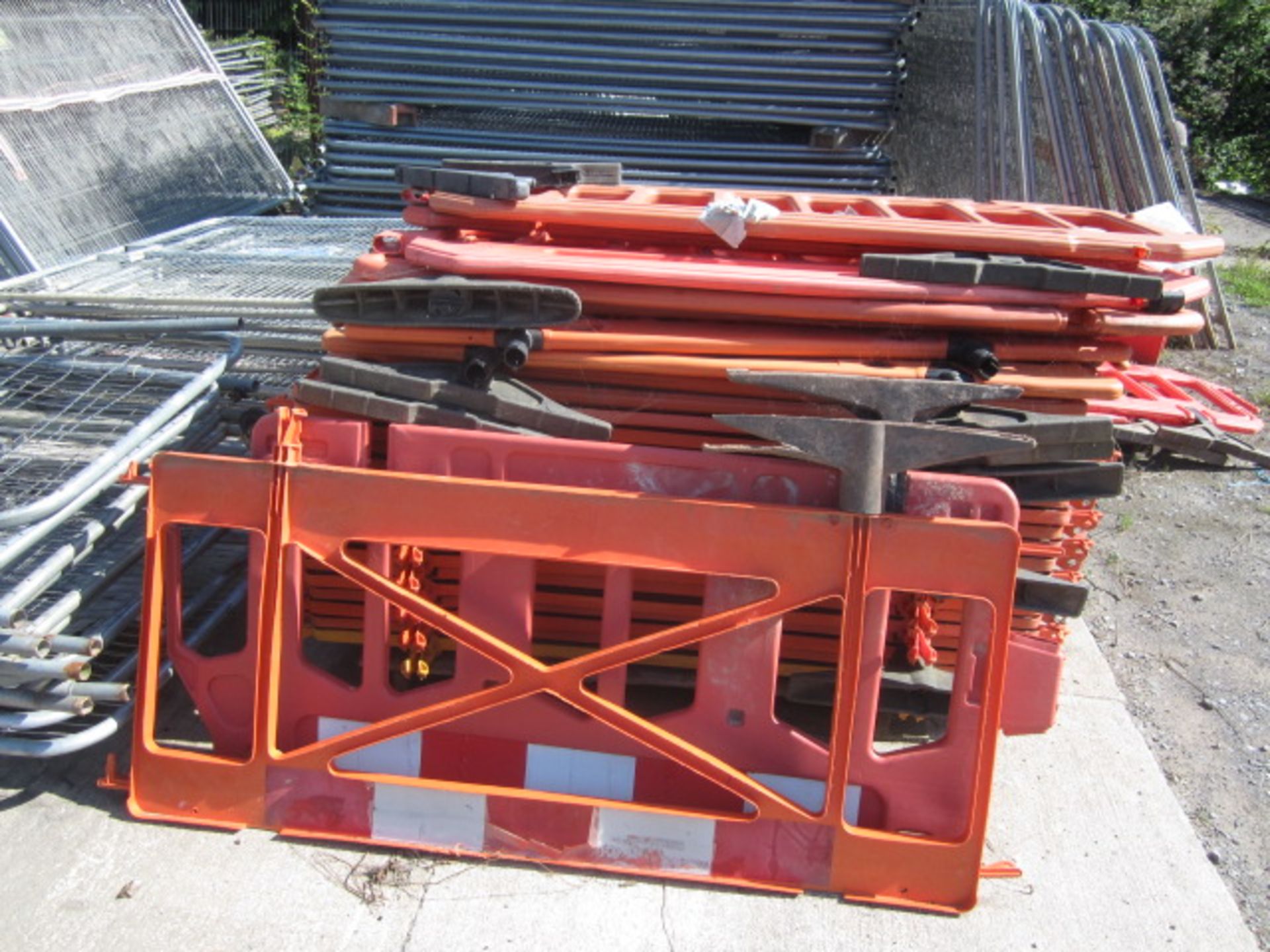 One hundred and five assorted plastic deterrent barrier panels - Image 3 of 4