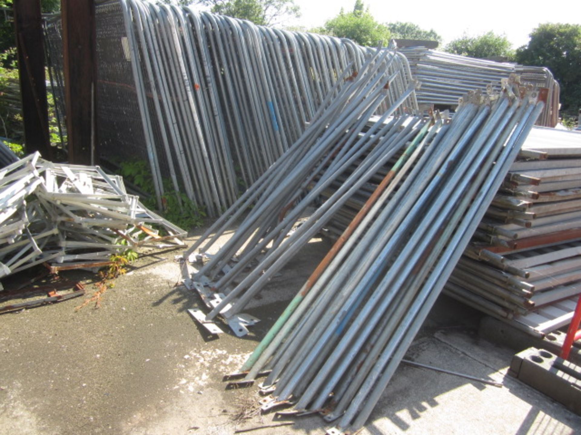 Two hundred and sixty Hera fencing panels, eleven 2100mm gates, twelve 1050mm gates, twenty three - Image 11 of 18