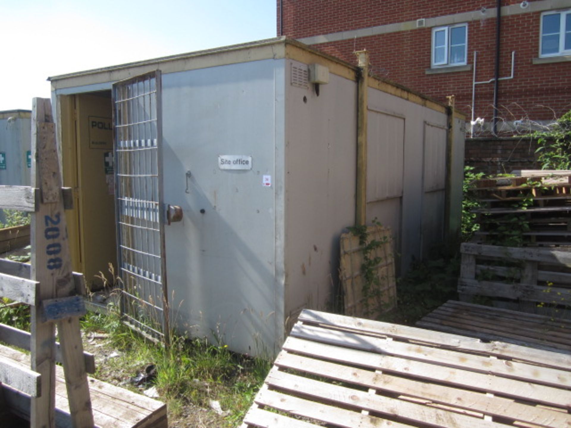 Jack leg 18ft single door portable site hut, triple window, anti theft panels & internal - Image 2 of 4