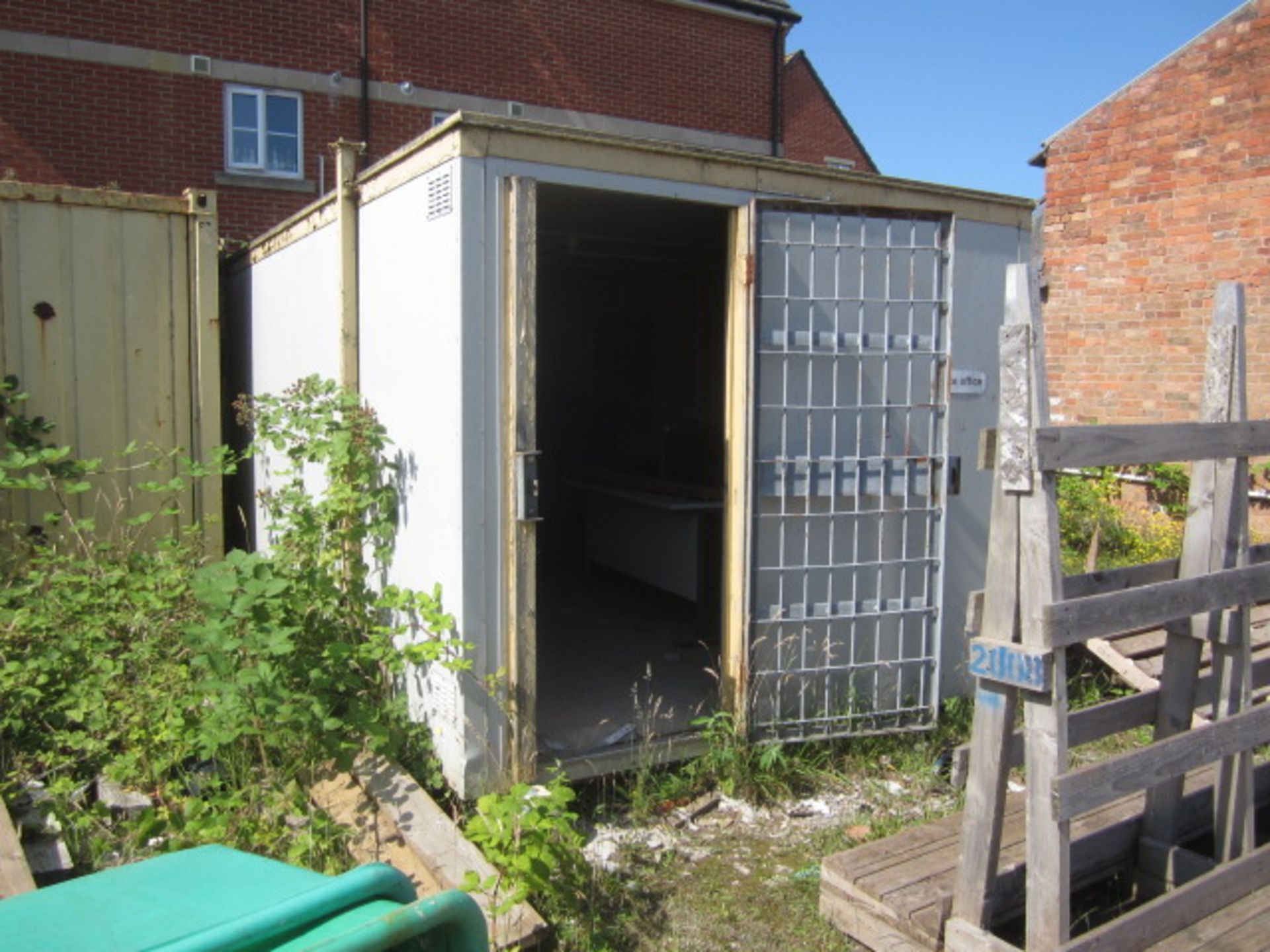 Jack leg 18ft single door portable site hut, triple window, anti theft panels & internal