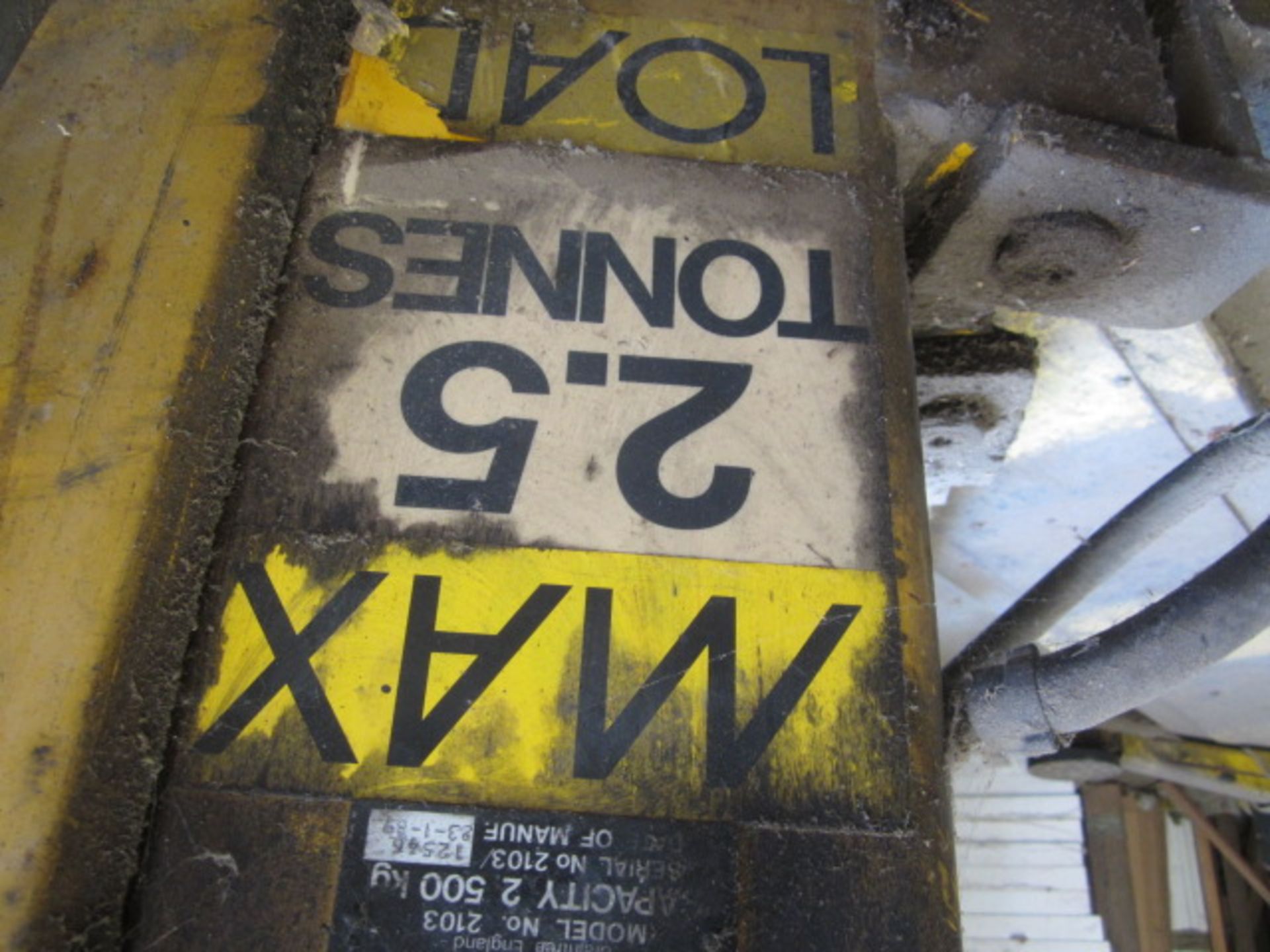 Bradbury 2103, 2500kg post vehicle inspection lift, serial no. 210312546 (1989). NB: This item has - Image 5 of 6