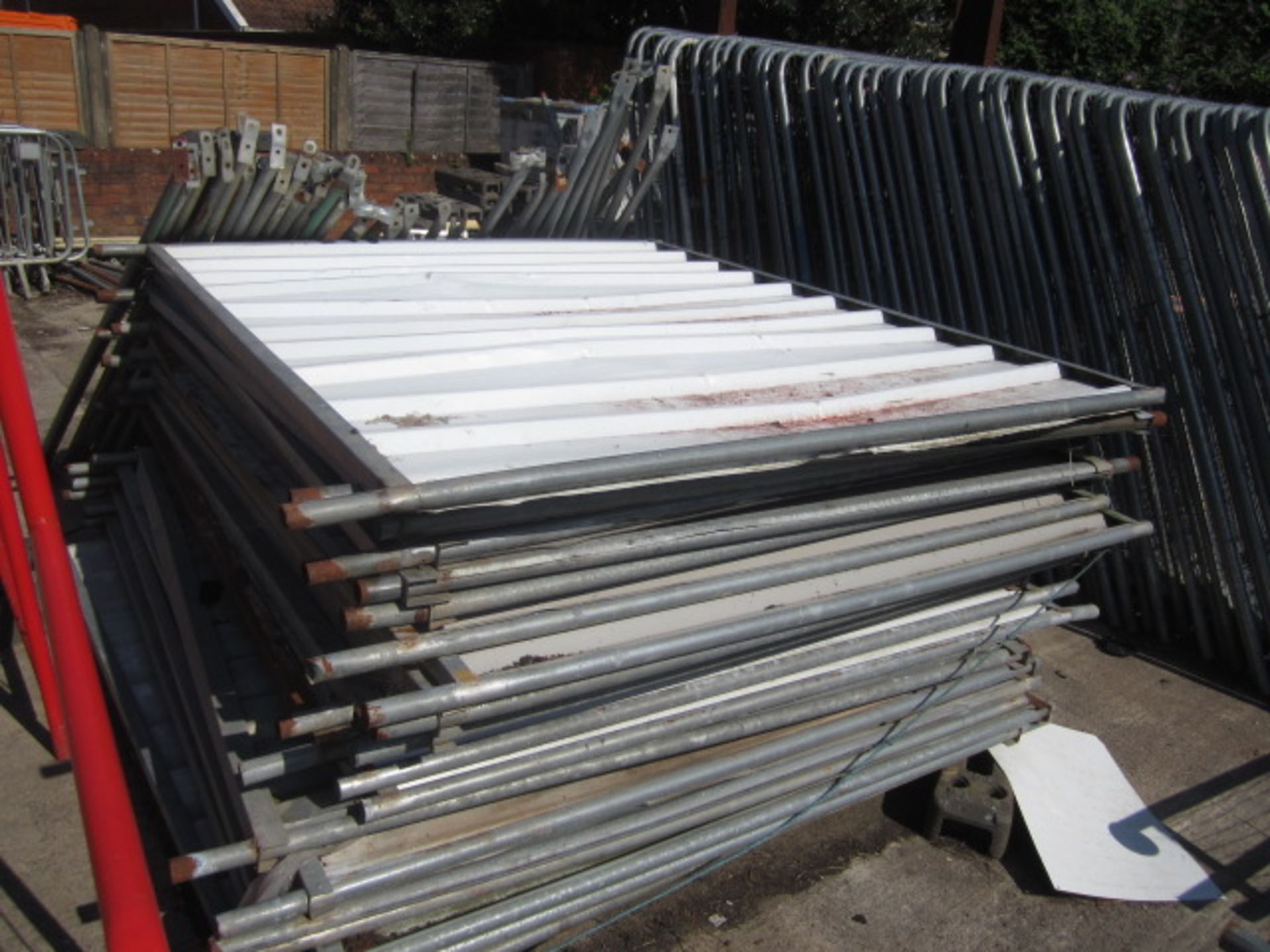 Two hundred and sixty Hera fencing panels, eleven 2100mm gates, twelve 1050mm gates, twenty three - Image 10 of 18