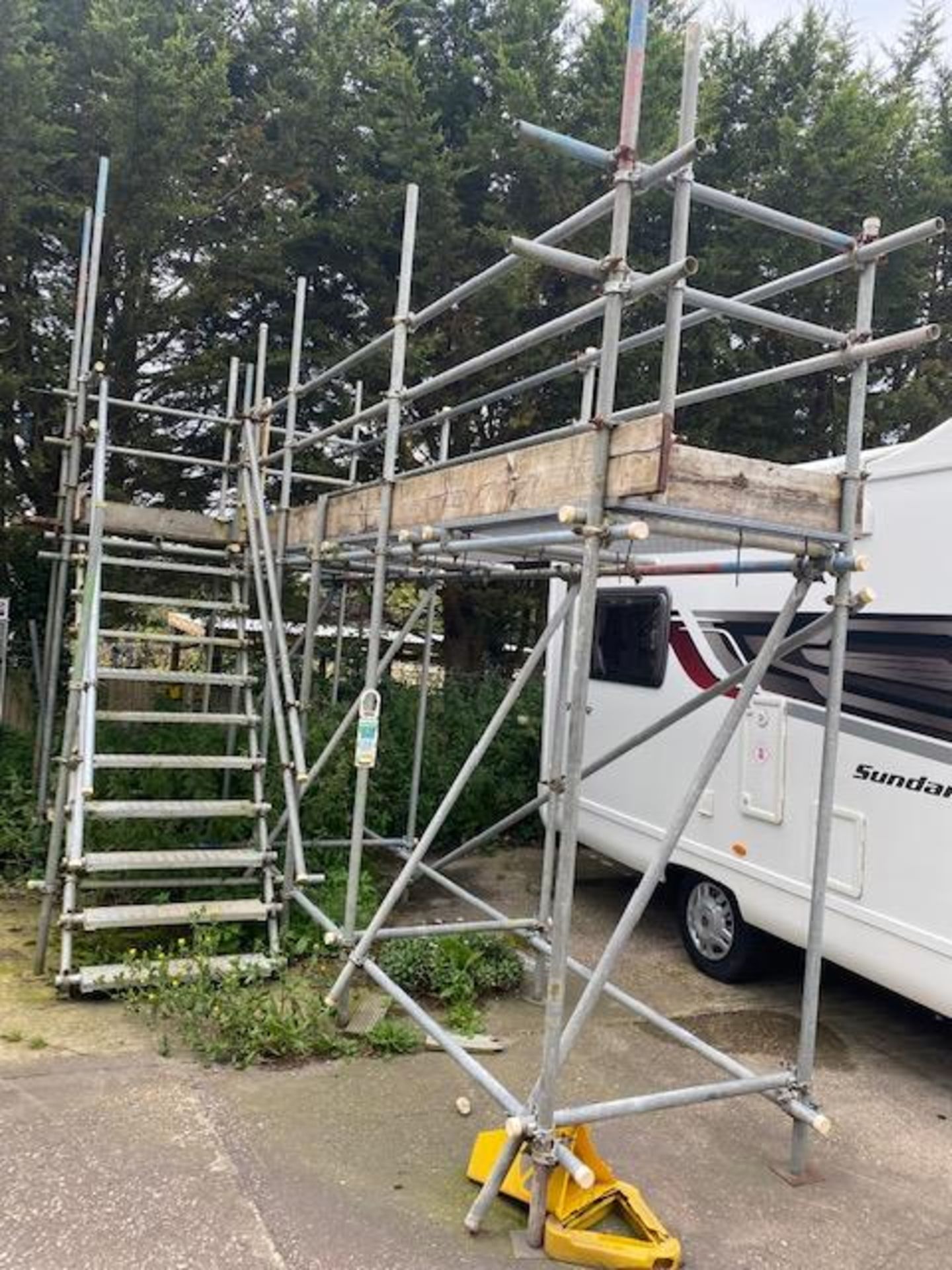 Bespoke Caravan/Motorhome roof cleaning platform to include 10 tread access steps size approx... - Image 3 of 3