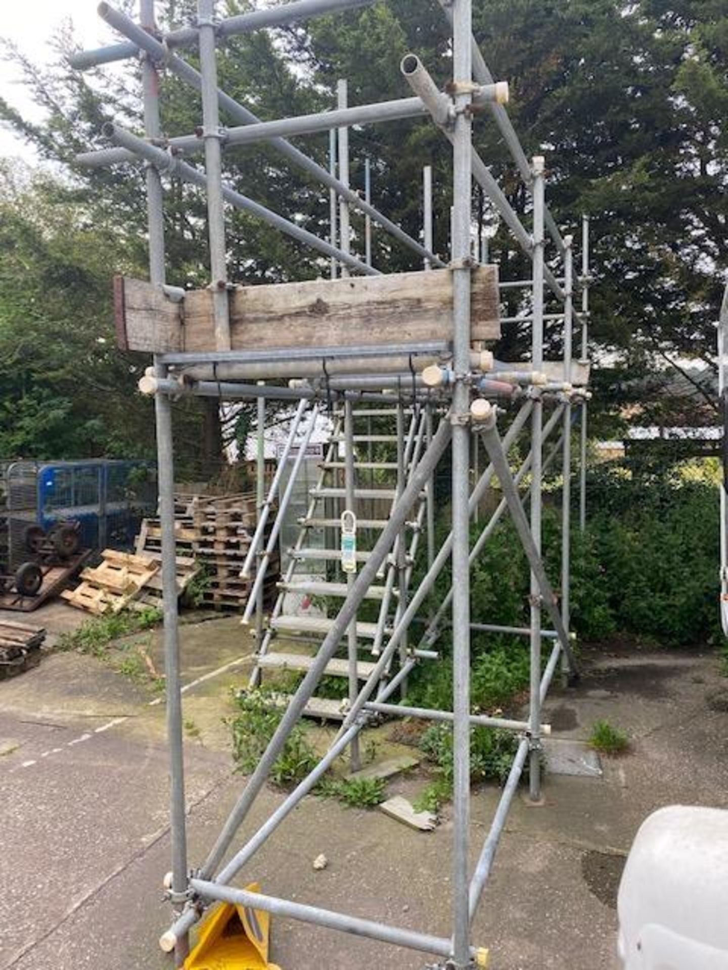 Bespoke Caravan/Motorhome roof cleaning platform to include 10 tread access steps size approx... - Image 2 of 3