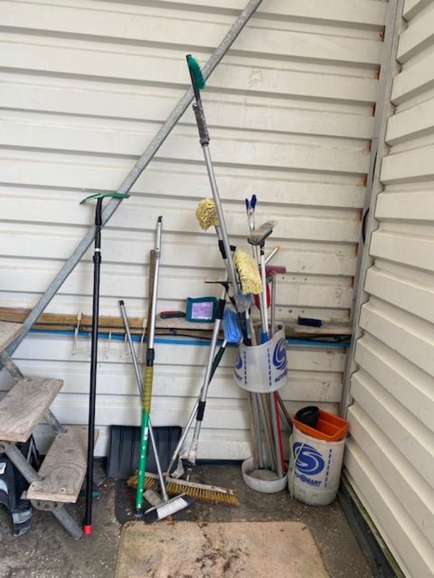 Contents of Cleaning Bay to include various telescopic cleaning brushes, plastic step up units, - Image 10 of 11