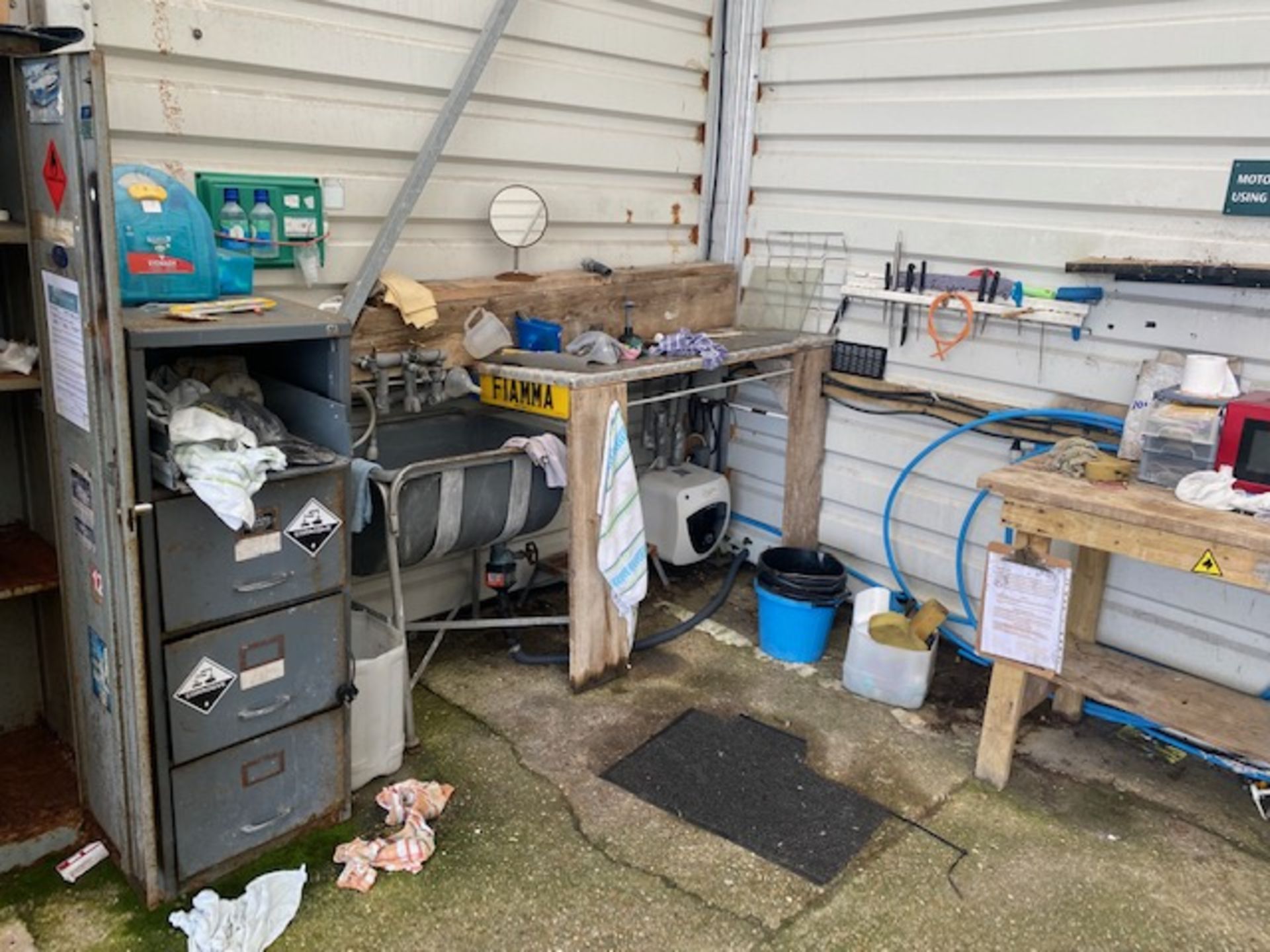 Contents of Cleaning Bay to include various telescopic cleaning brushes, plastic step up units, - Image 4 of 11