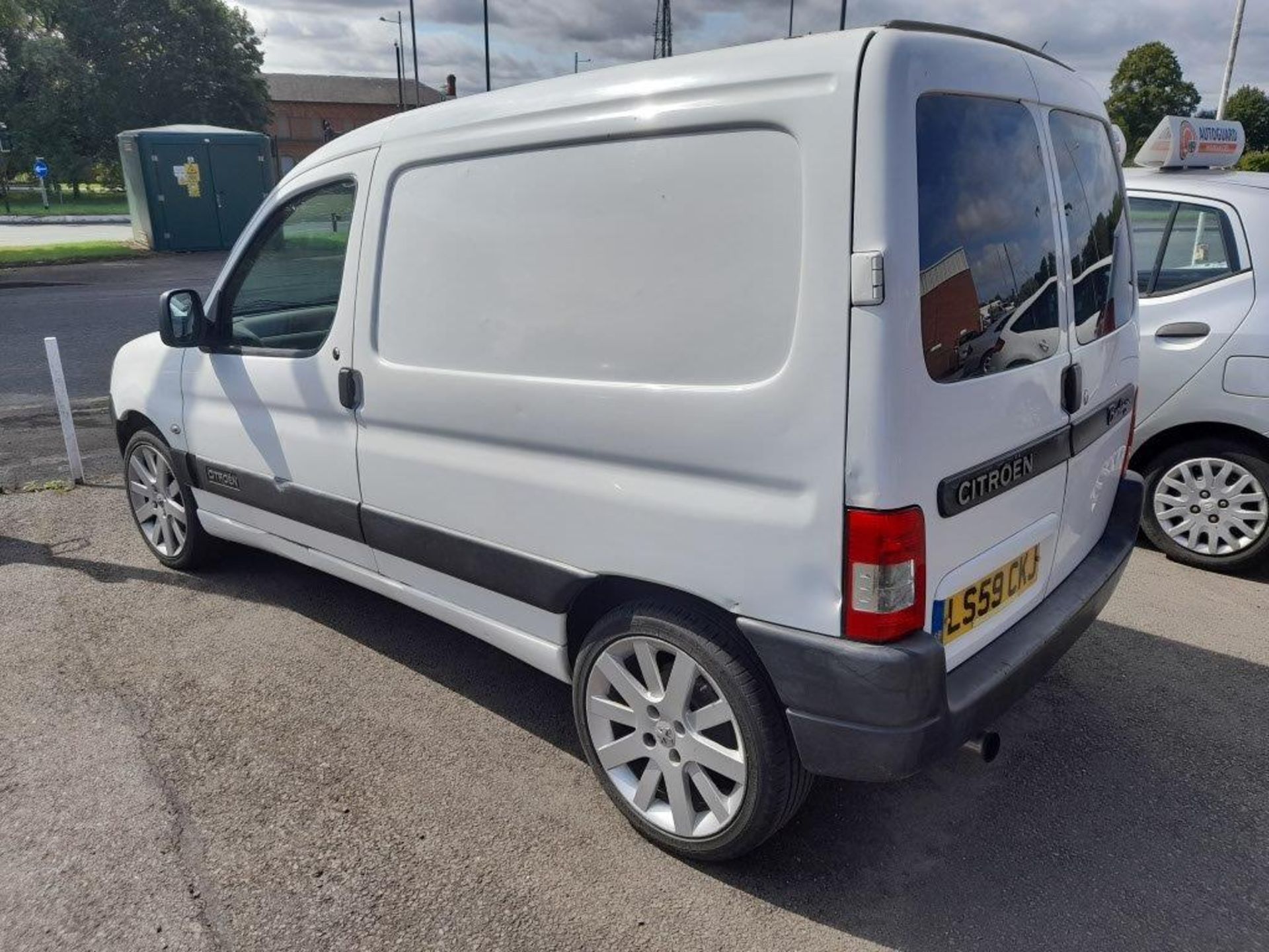 Citroen Berlingo 1.6 HDi 600Kg diesel panel van with black leather interior Registration no. LS59 - Image 6 of 11