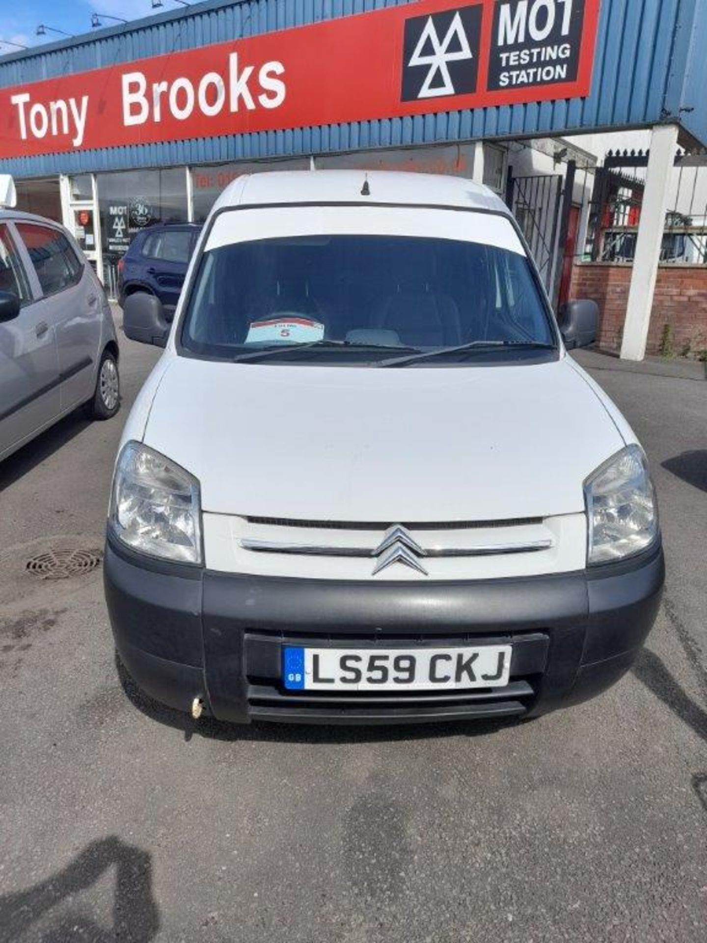 Citroen Berlingo 1.6 HDi 600Kg diesel panel van with black leather interior Registration no. LS59 - Image 2 of 11