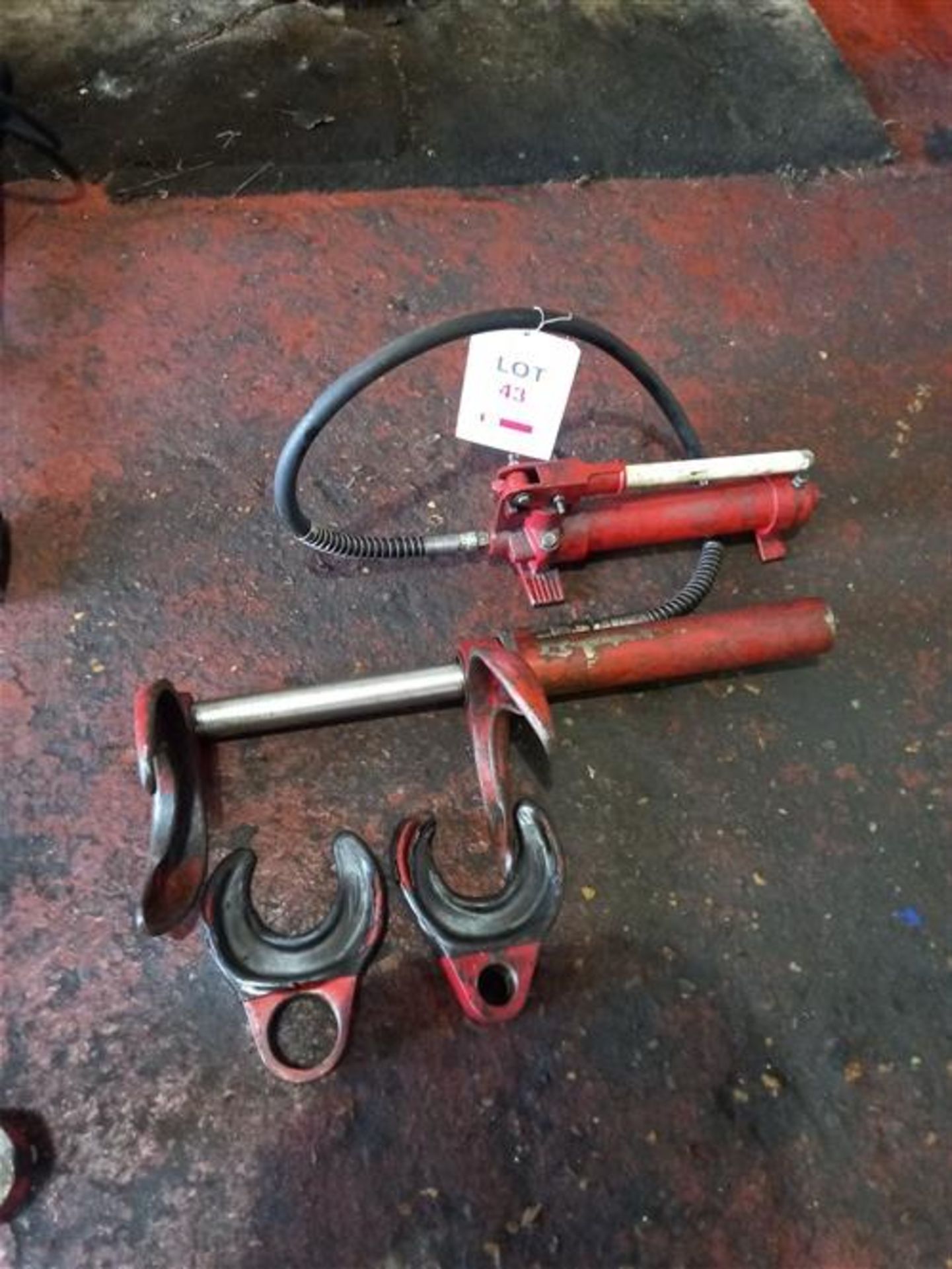 Manual hydraulic spring compressor