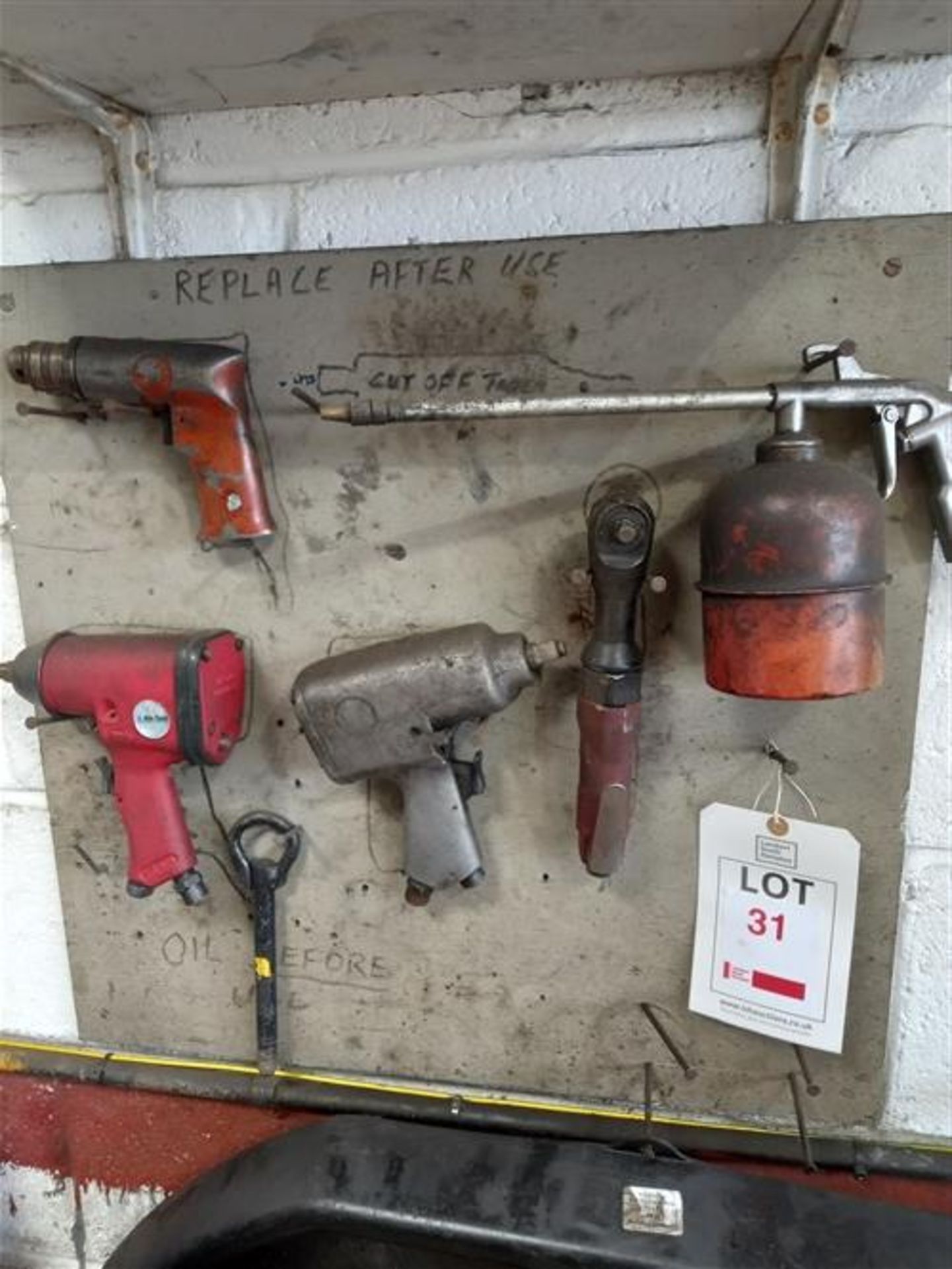 2 pneumatic impact wrenches, 1 x pneumatic pistol drill, 1 x pneumatic 90° wrench and 1 x