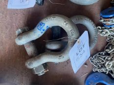 Two 13.5 tonne lifting shackles. *N.B. This lot has no record of Thorough Examination. The purchaser