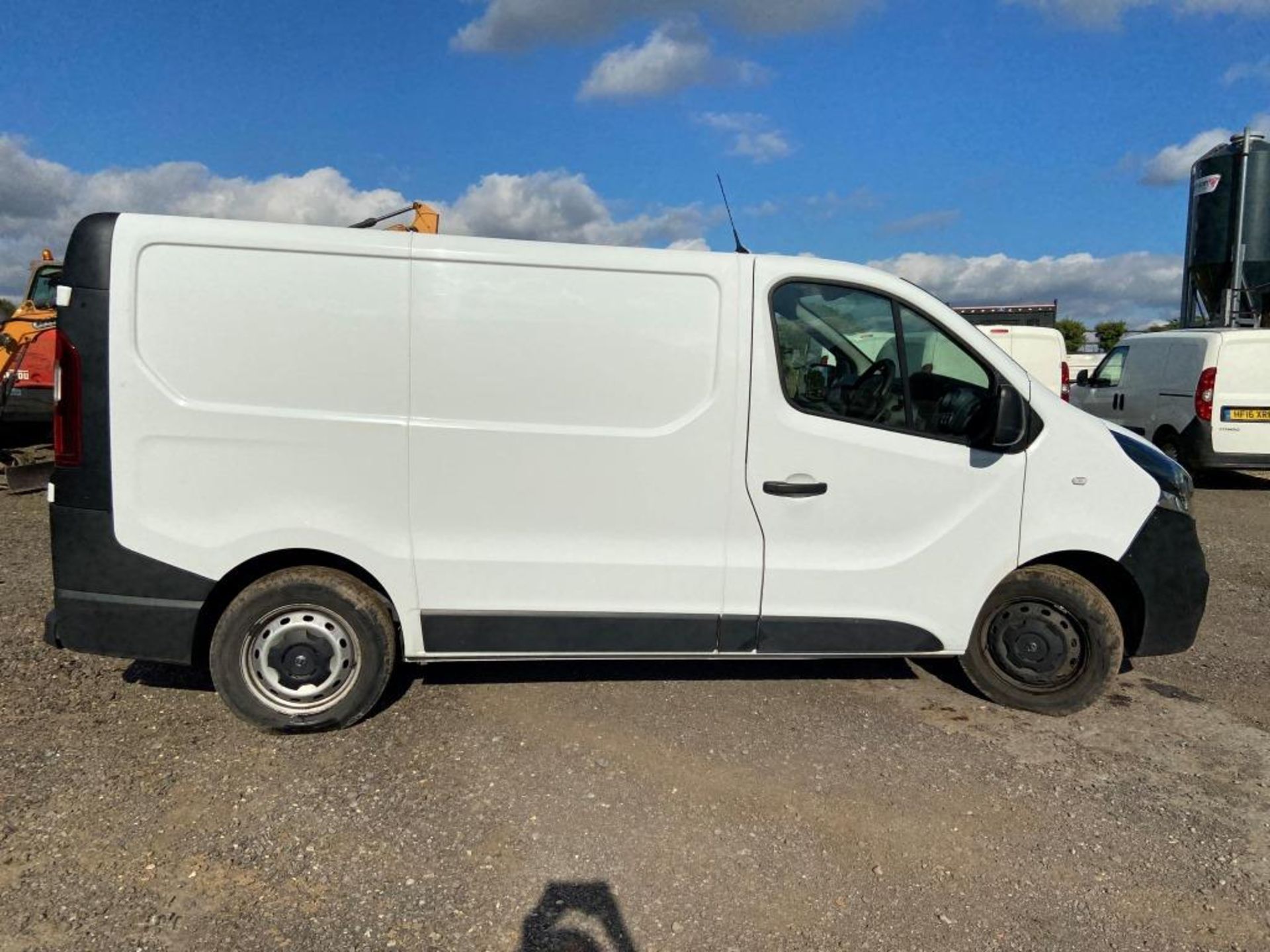 Vauxhall Vivaro 2700 CDTI van (2015) - Image 8 of 26