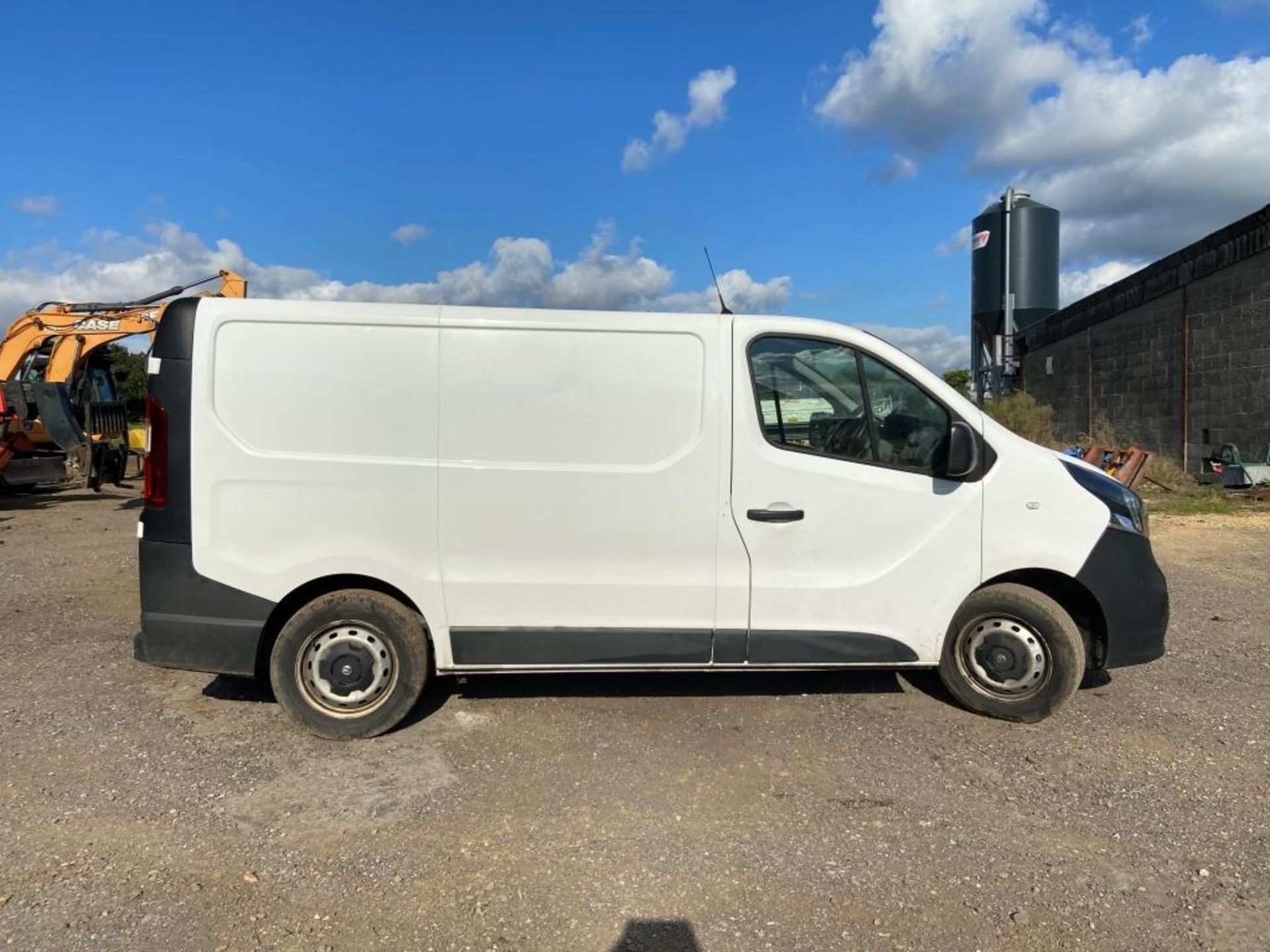 Vauxhall Vivaro van (2016) - Image 8 of 20