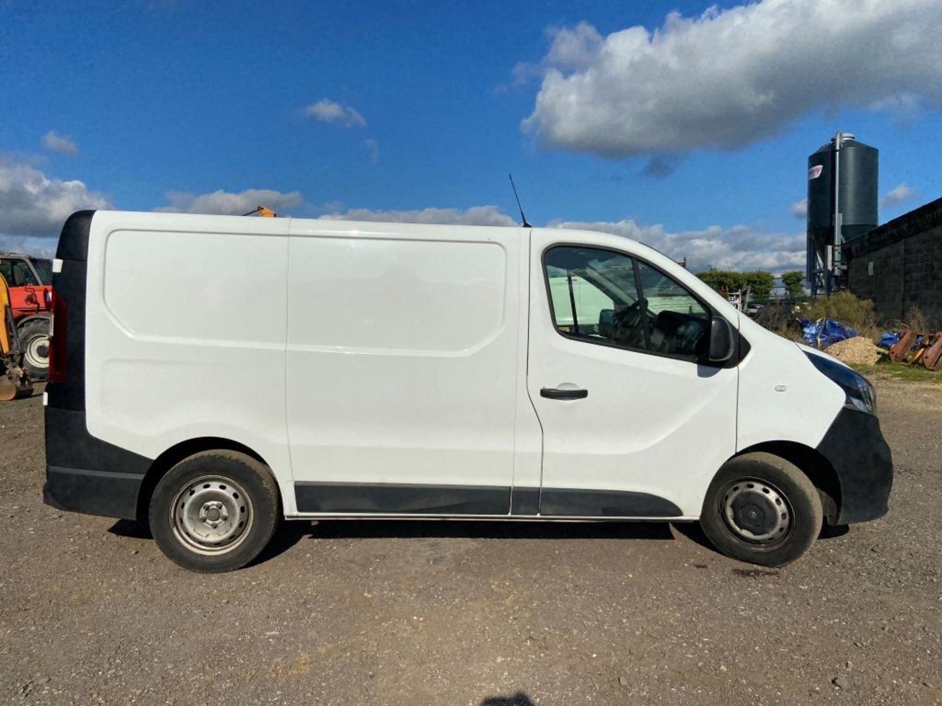 Vauxhall Vivaro 2700 CDTI panel van (2017) - Image 8 of 22