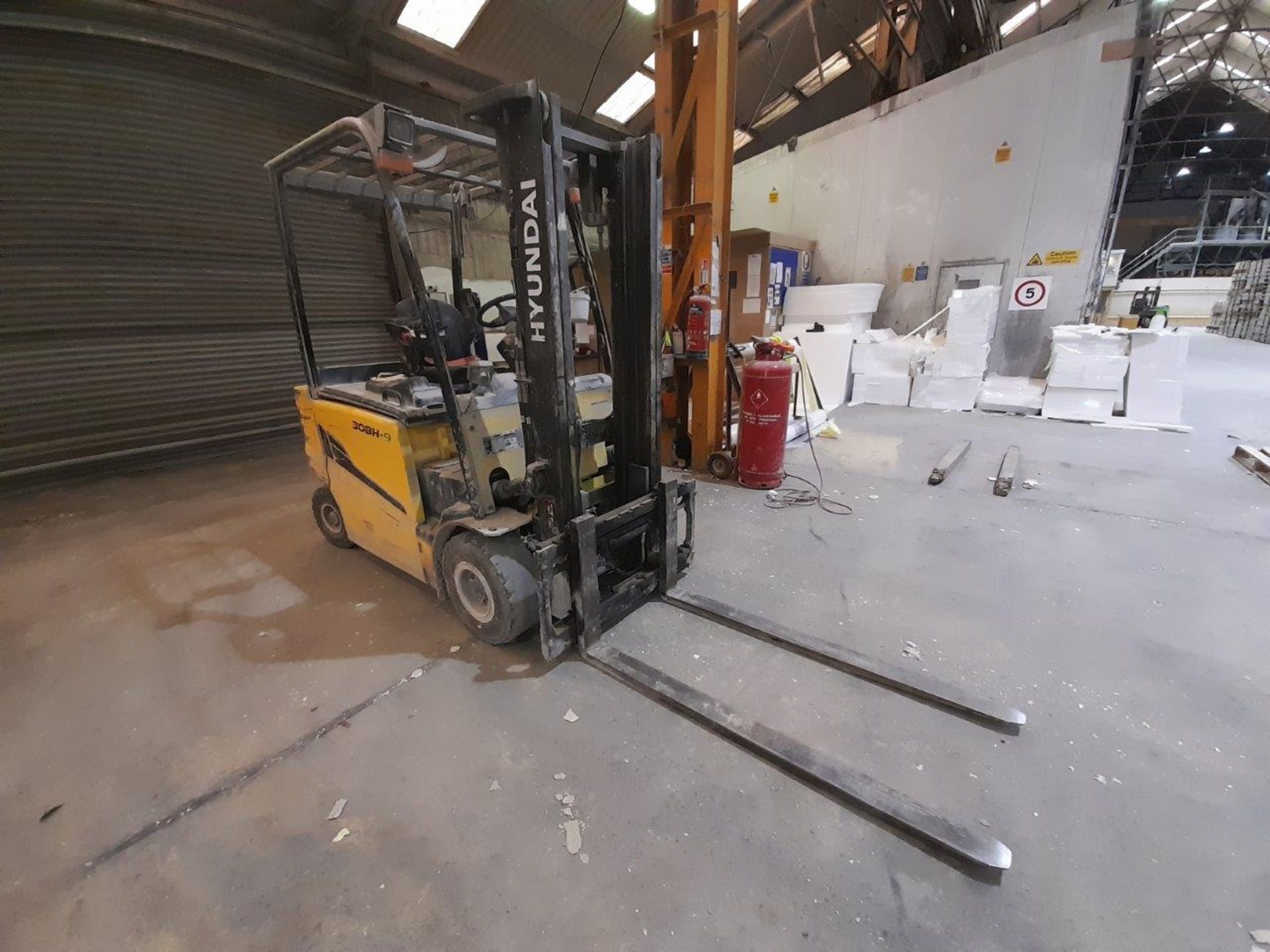 2012 Hyundai 30BPI-9 forklift - Image 2 of 10