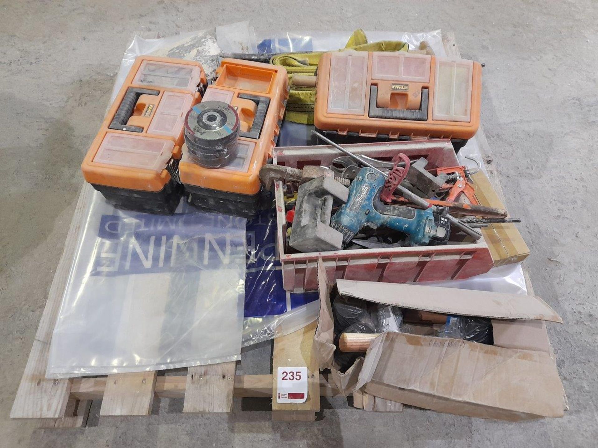 Quantity of assorted hand tools, tool boxes etc. on 1 pallet