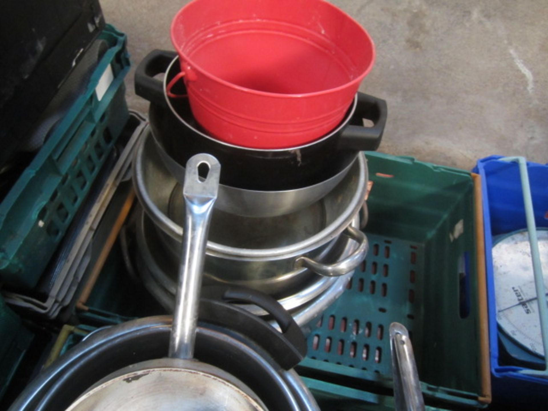 Twelve plastic crates and contents to include various pots, pans, serving trays, display baskets, - Image 9 of 10