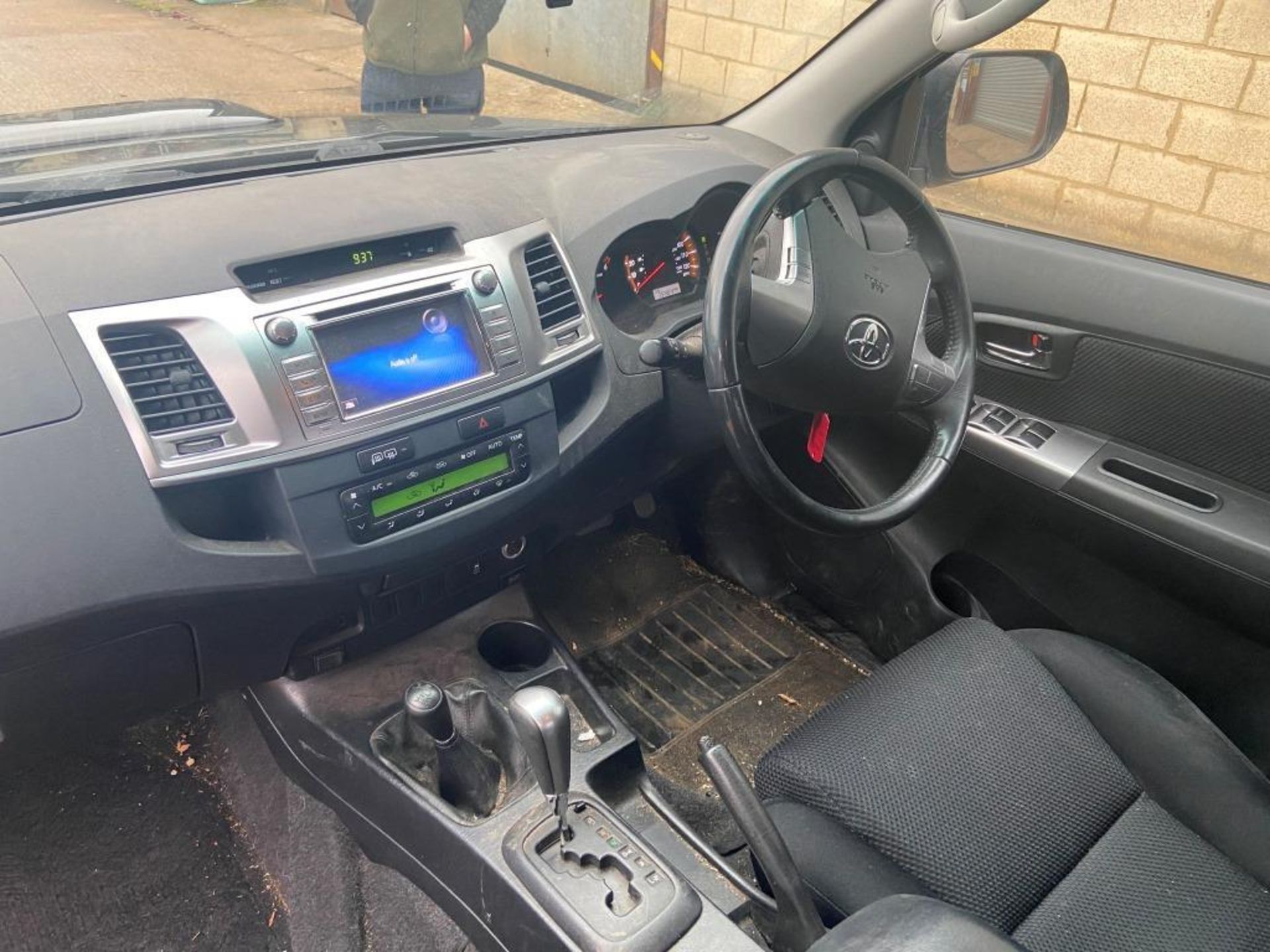 Toyota Hilux Invincible automatic, sat nav, double cab pickup (2015) - Image 20 of 37