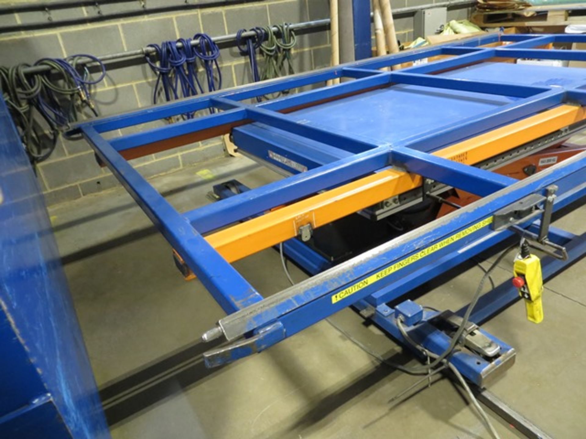 Electric scissor lifting table (three phase) 2000kg on floor mounted tracks 3.8m x 2.2m NB This lot - Image 3 of 6