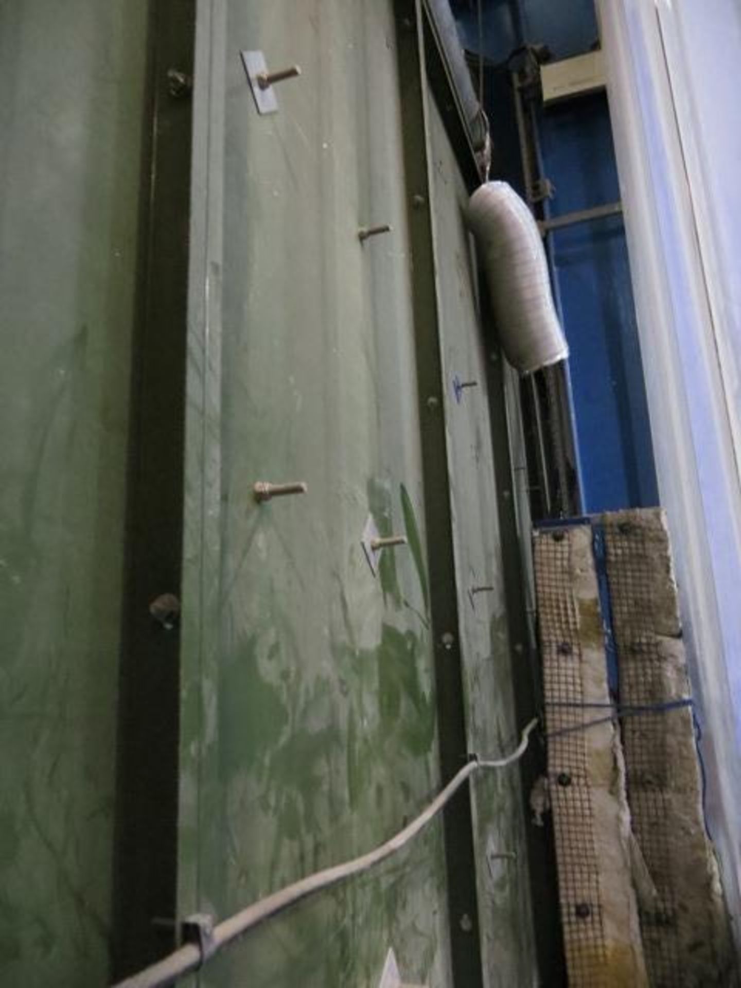 Hodge & Clemco particle blasting chamber complete with underfloor particle extraction travellator - Image 6 of 10