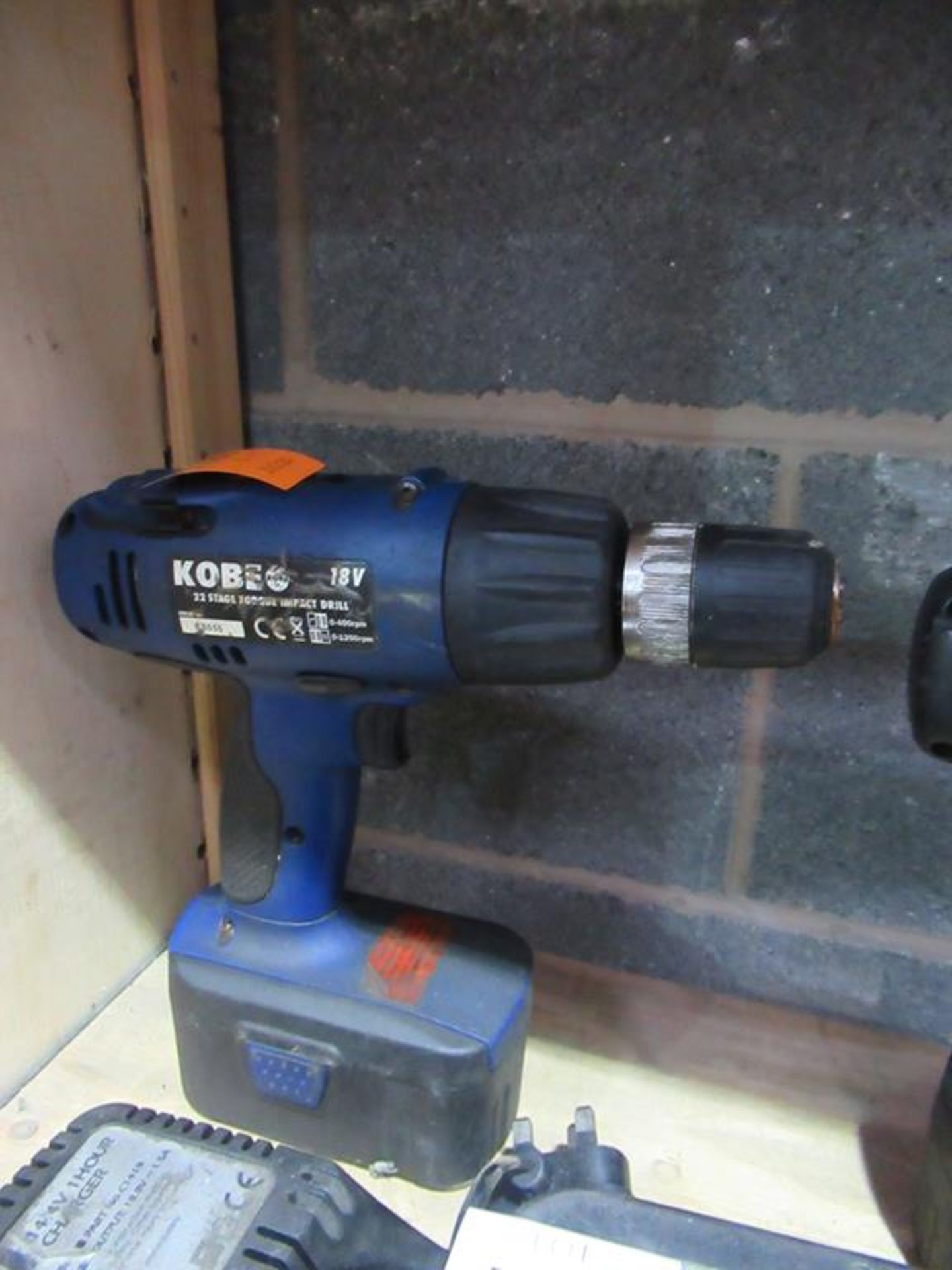 2 x Cordless drills (1 x Kobe, 1 x Draper) with battery charger (Draper) - Image 3 of 4