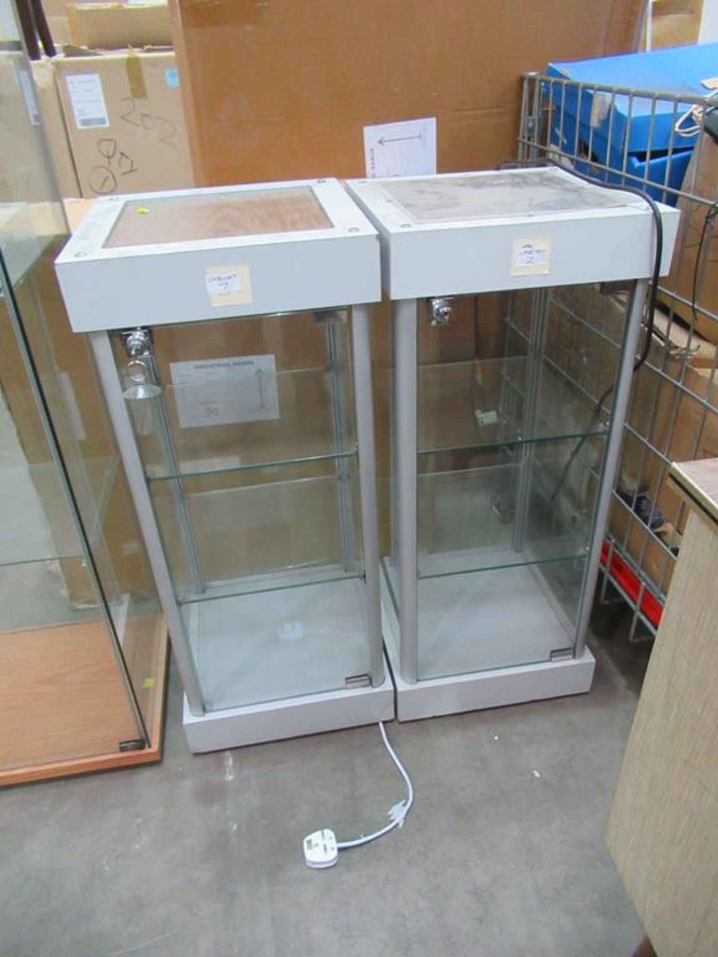 3x Tall Display Cabinets and 2x Small illuminated display cabinets - Image 3 of 3