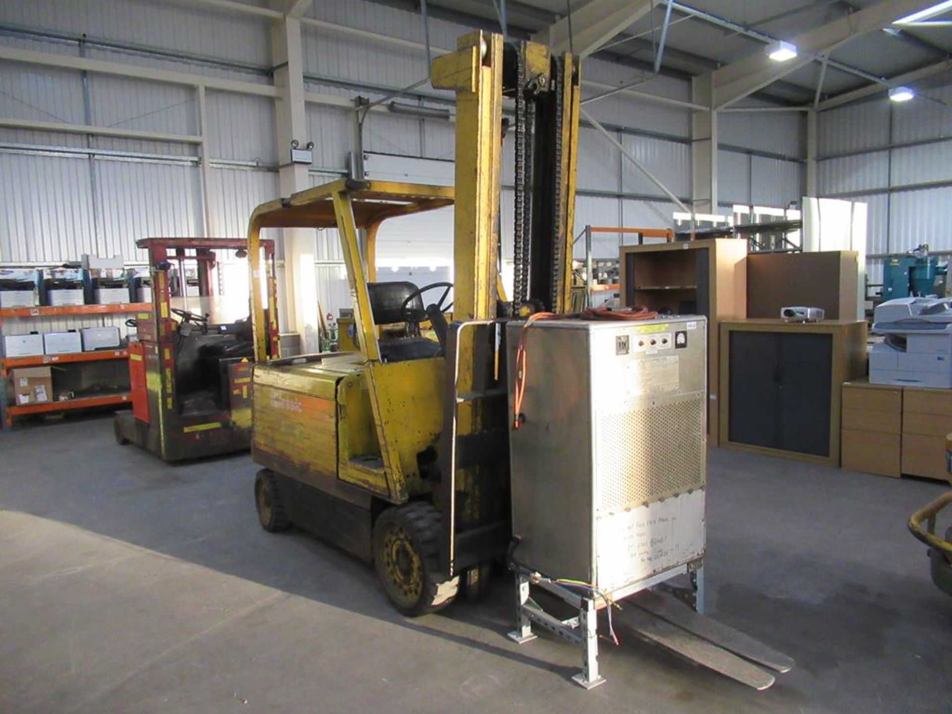 Hyster E100A 4.5 tonne electric forklift - Image 2 of 12