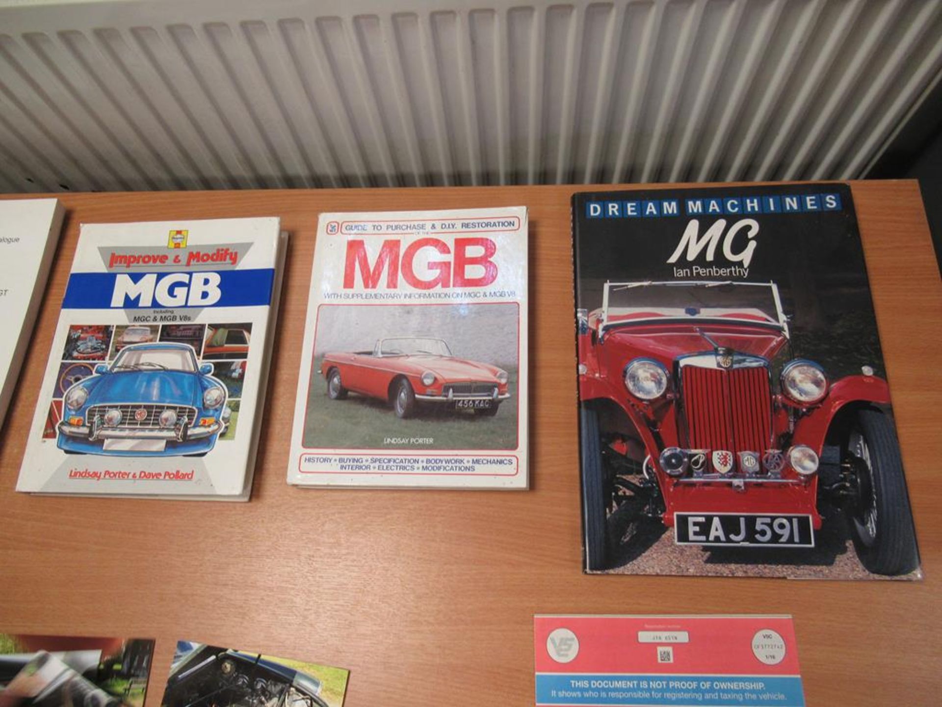 50th Anniversary Edition MG B GT - first registered 1975 - Image 31 of 33
