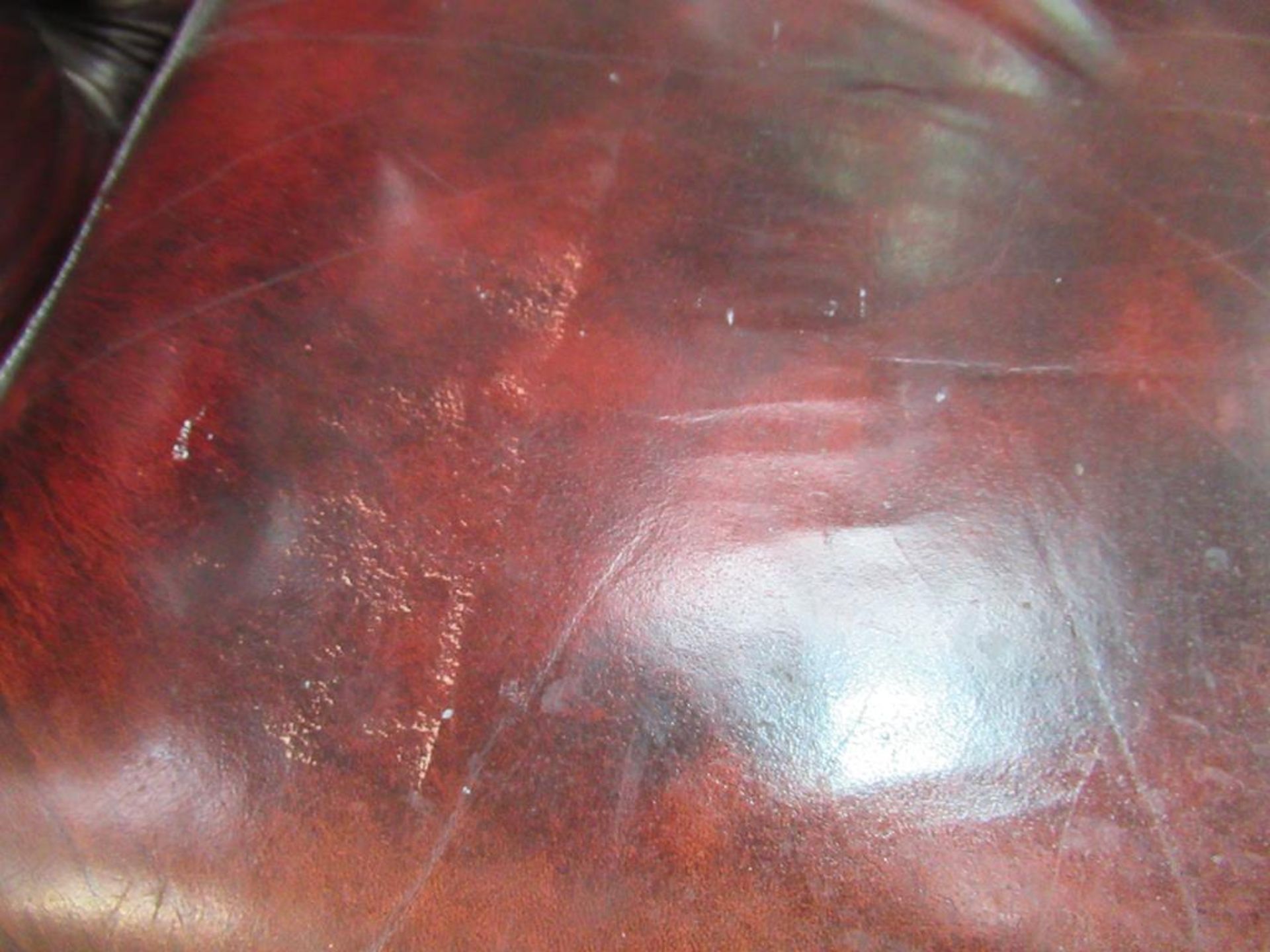 A red leather Chesterfield sofa - Image 3 of 3