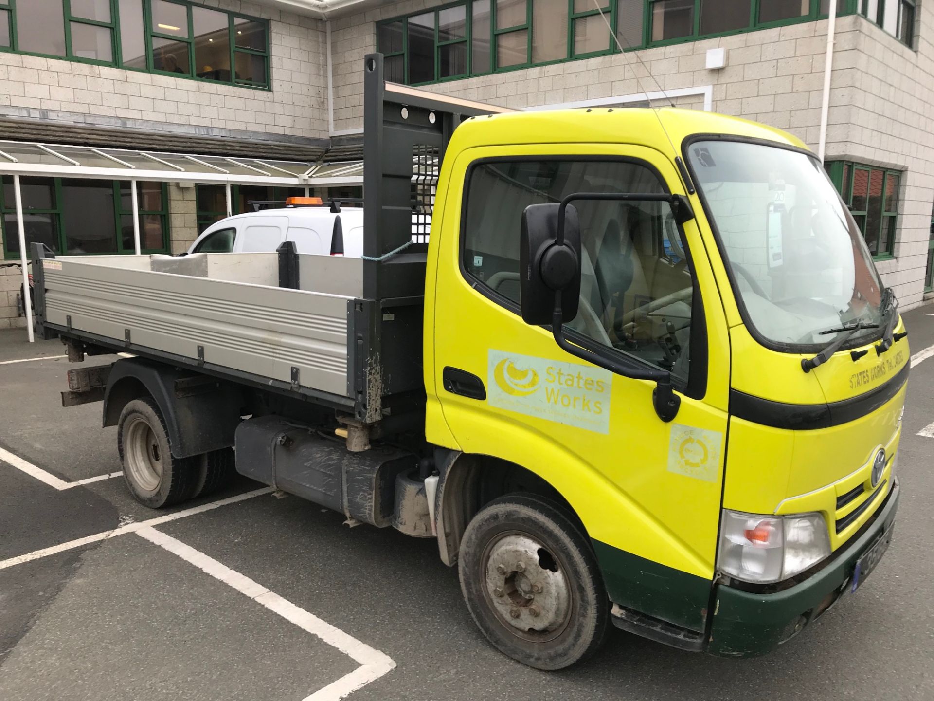 2010 Toyota Dyna 3 Way Tipper - Image 4 of 6