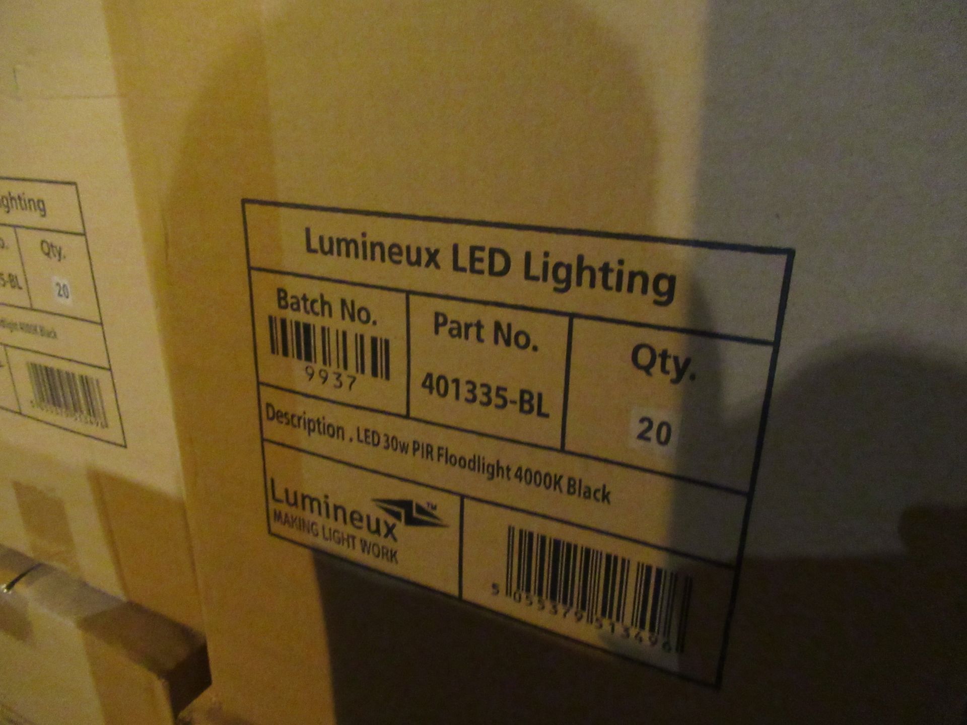 100 x Lumineux LED 30W PIR Floodlights 4000K Black - Image 2 of 5