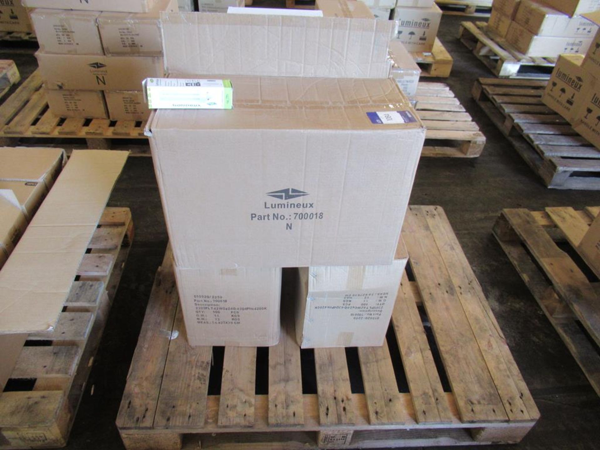 4x boxes of Lumineux GX24Q- 4 4pin 42W 4200K Cool White PLT Compact Fluorescent Bulbs (100pcs per bo