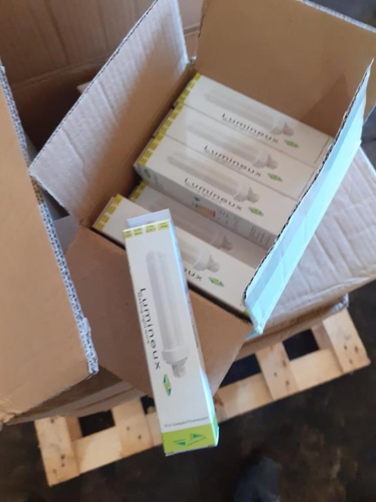 3x boxes of Lumineux 230V PLC G24D-2 2U 2pin 18W 4200K Compact Fluorescent Bulbs (100pcs per box) - Image 3 of 5