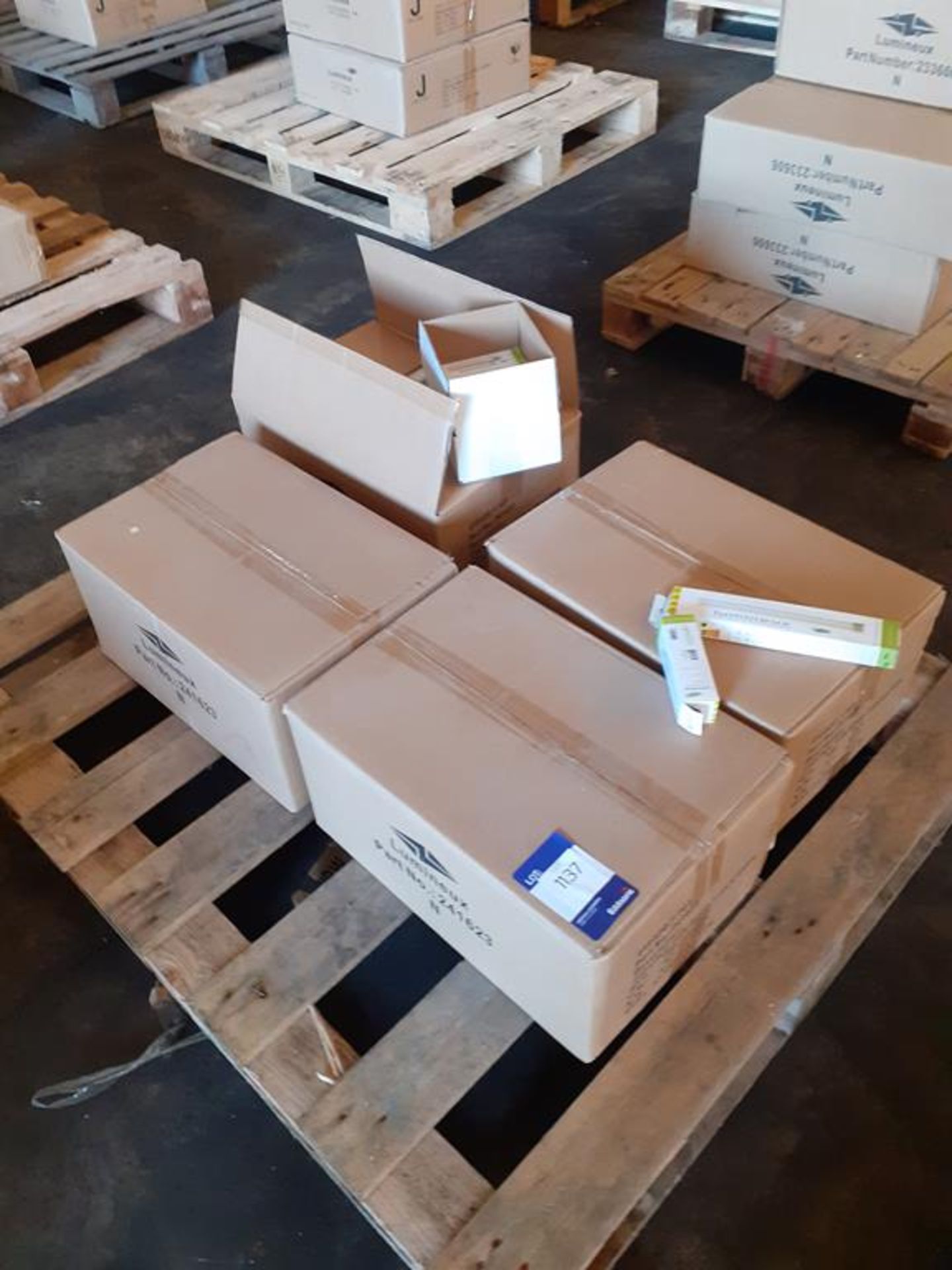 4x boxes of Lumineux PLC Compact G24Q-1 4pin 10W 4200K Daylight Write Fluorescent Bulbs (100pcs per