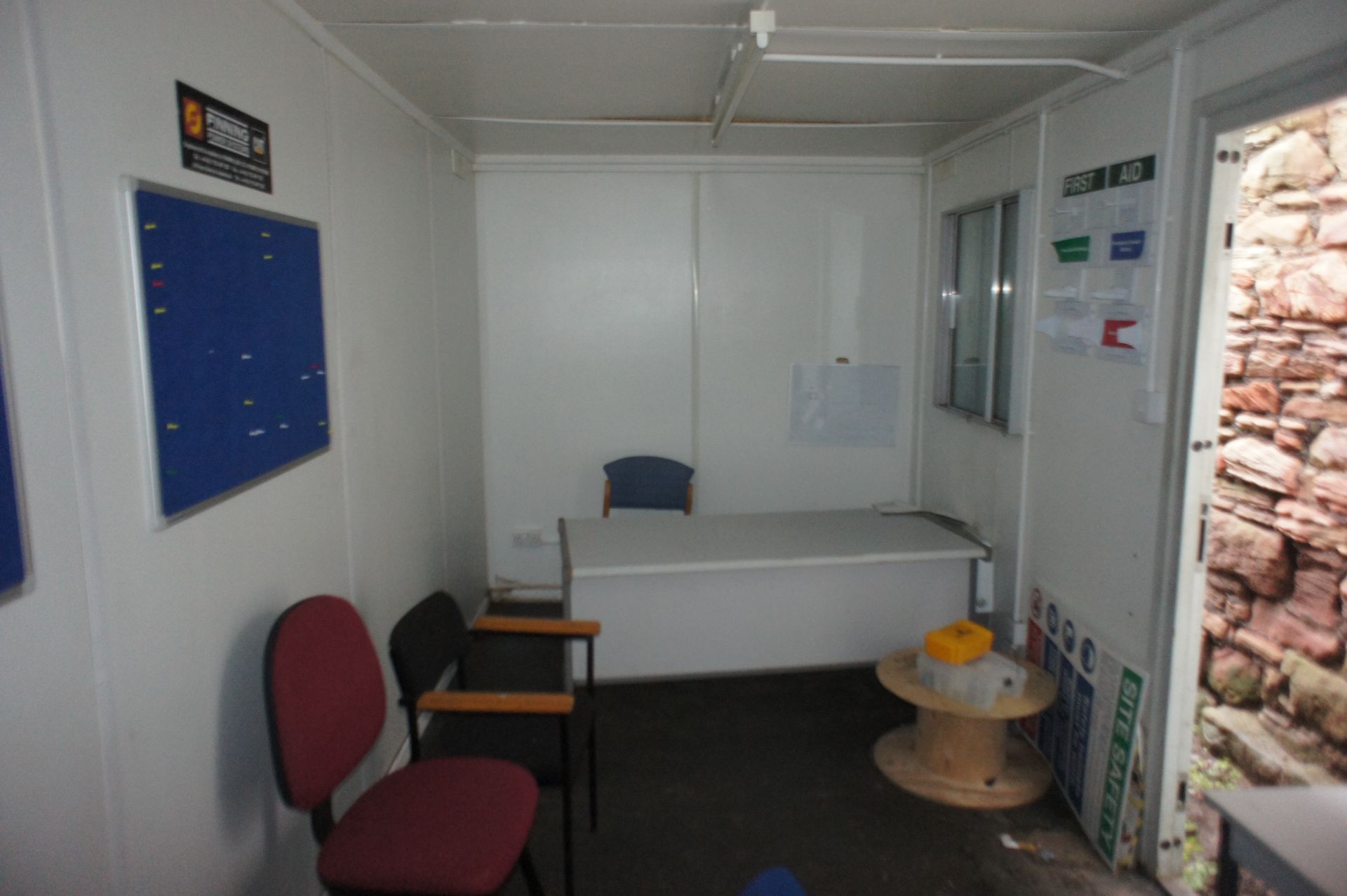 Containerised site office 20ft x 8ft, comprising o - Image 5 of 8