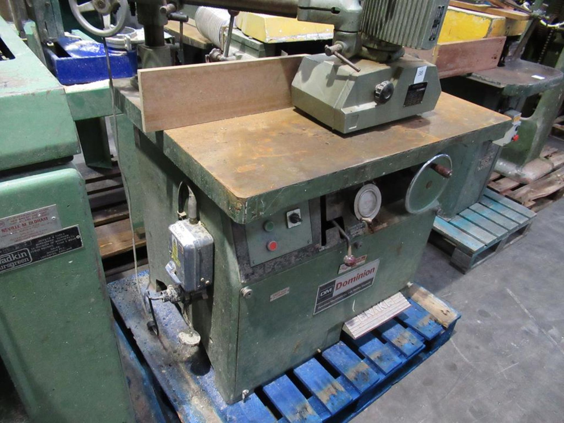 Dominion spindle moulder s/n B503733 with a Bursgreen 3 wheel BLG-8 powerfeed - Image 4 of 10