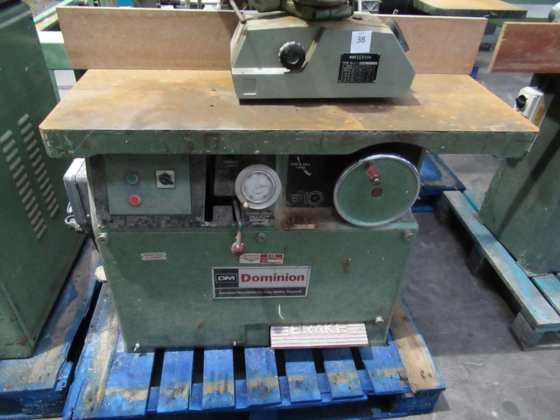 Dominion spindle moulder s/n B503733 with a Bursgreen 3 wheel BLG-8 powerfeed - Image 3 of 10