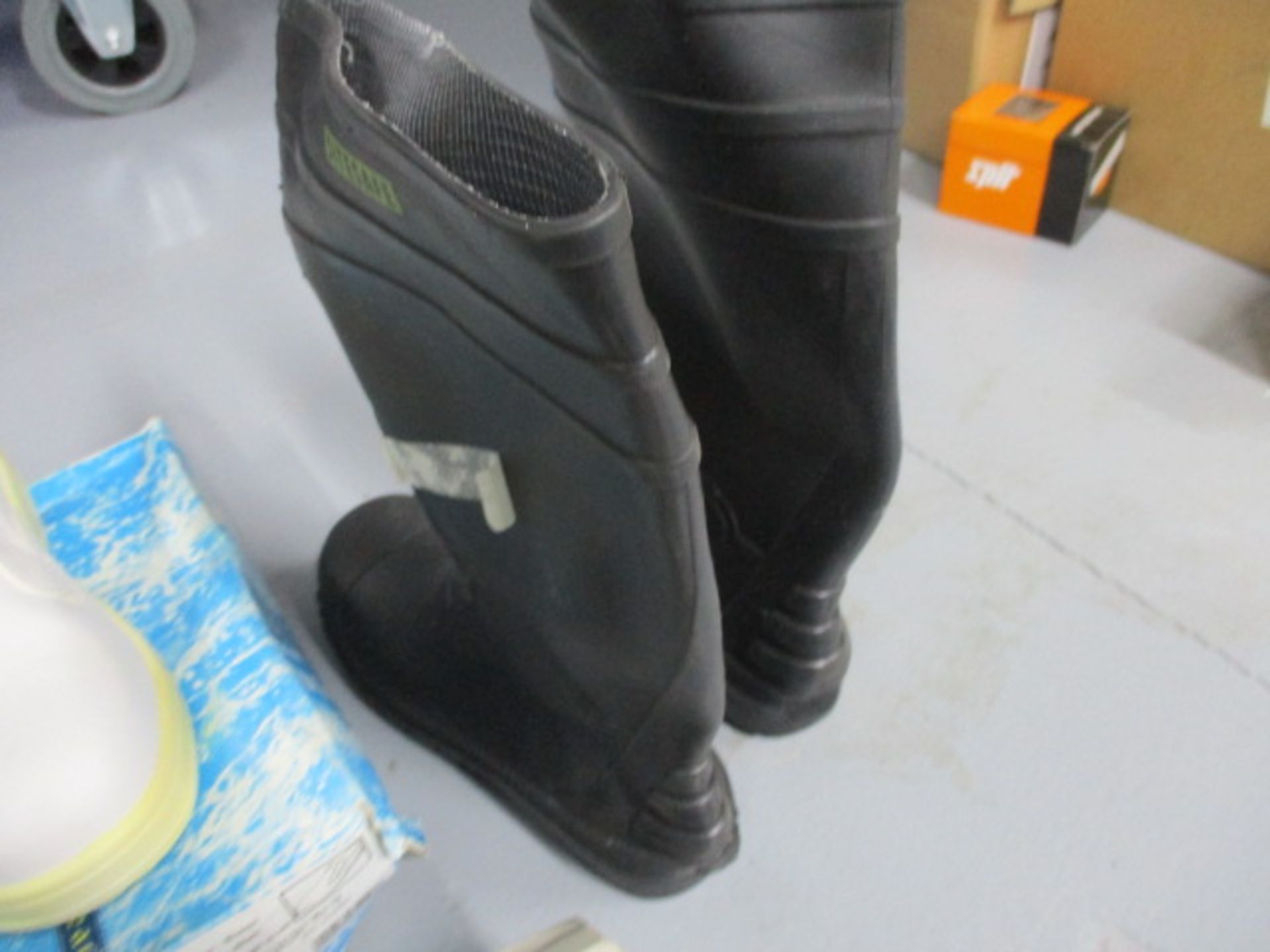 Safety footwear - Image 4 of 8