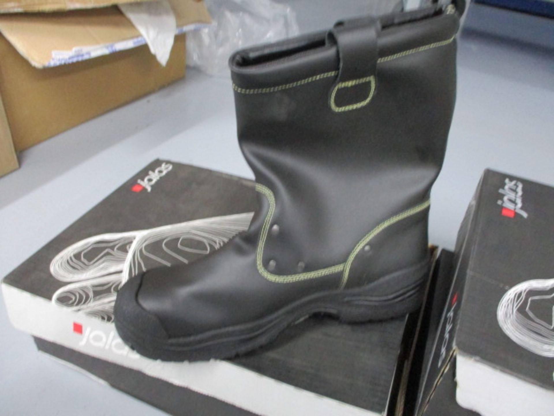 Safety footwear - Image 2 of 5