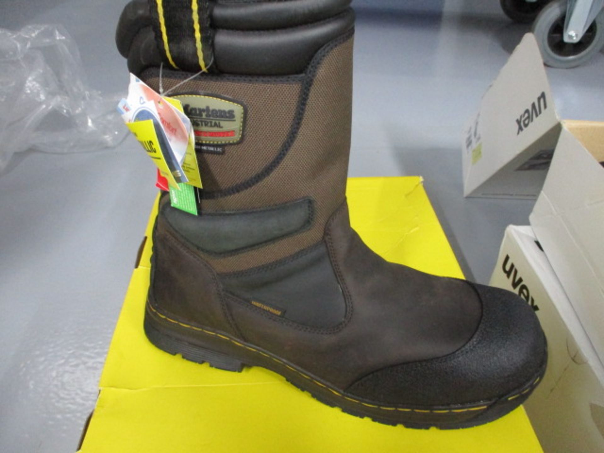 Safety footwear - Image 2 of 9