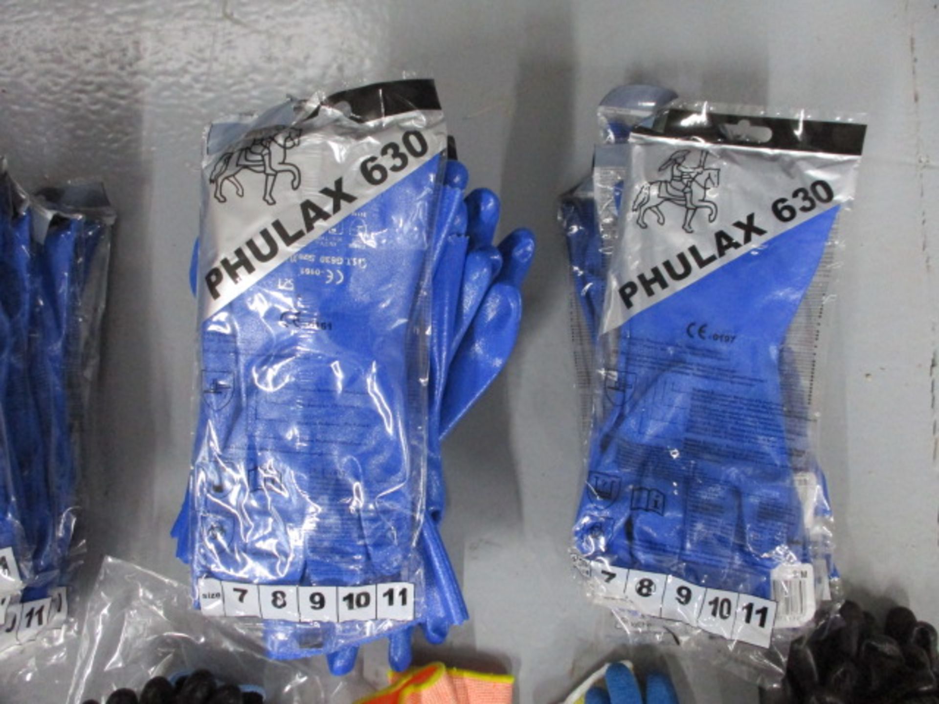 Assorted PPE gloves - Image 2 of 6