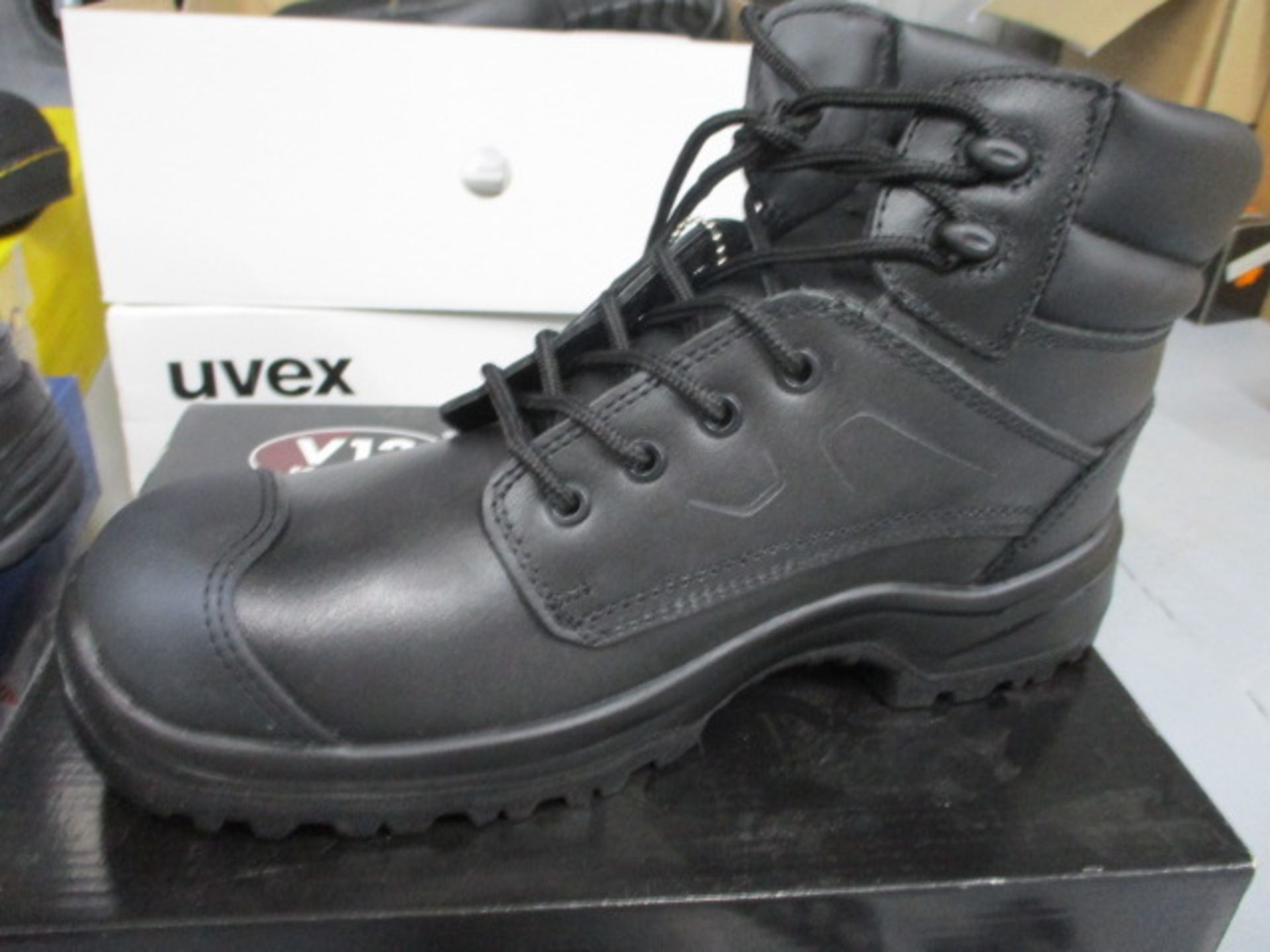 Safety footwear - Image 6 of 9