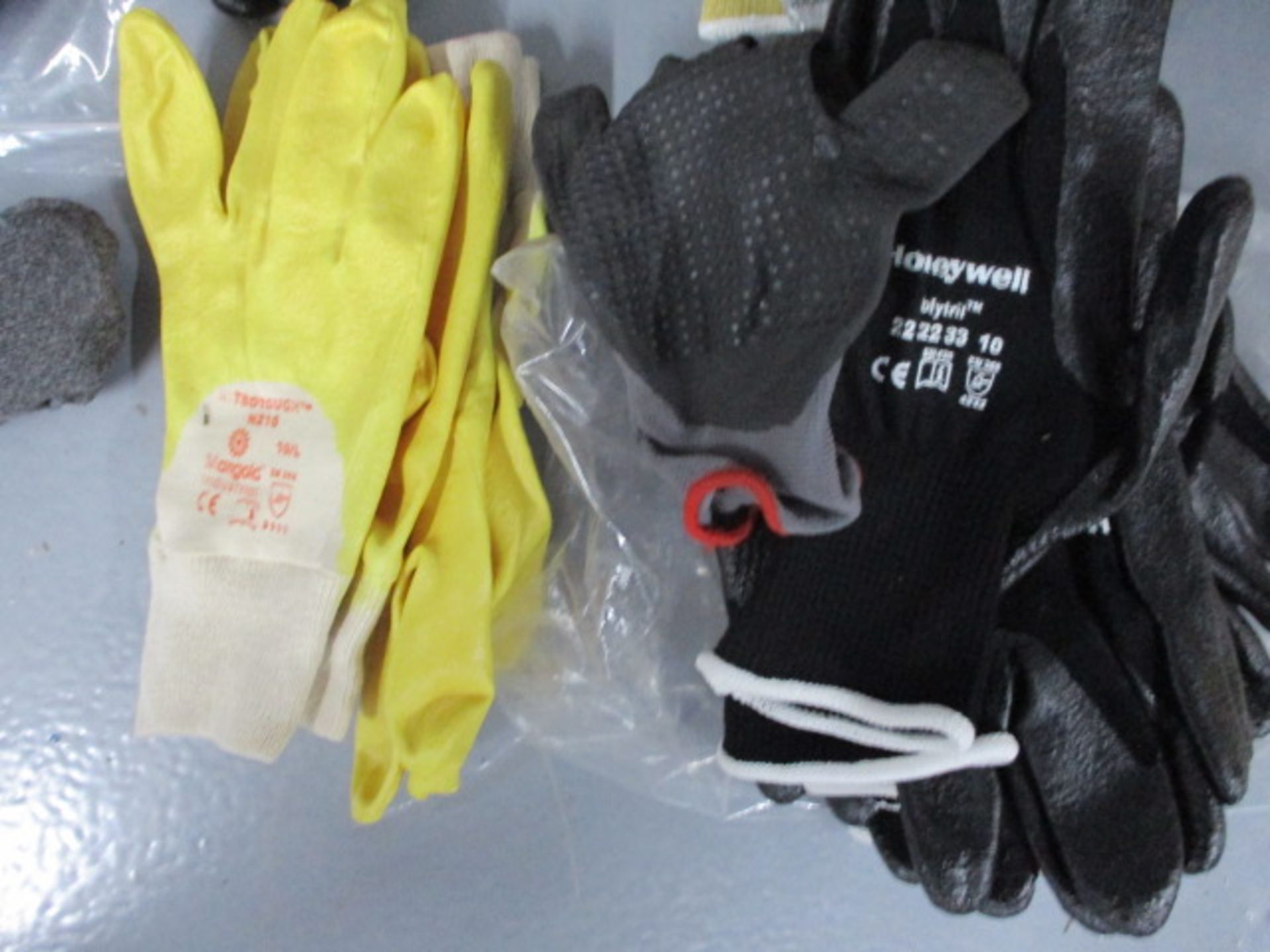 Assorted PPE gloves - Image 6 of 6