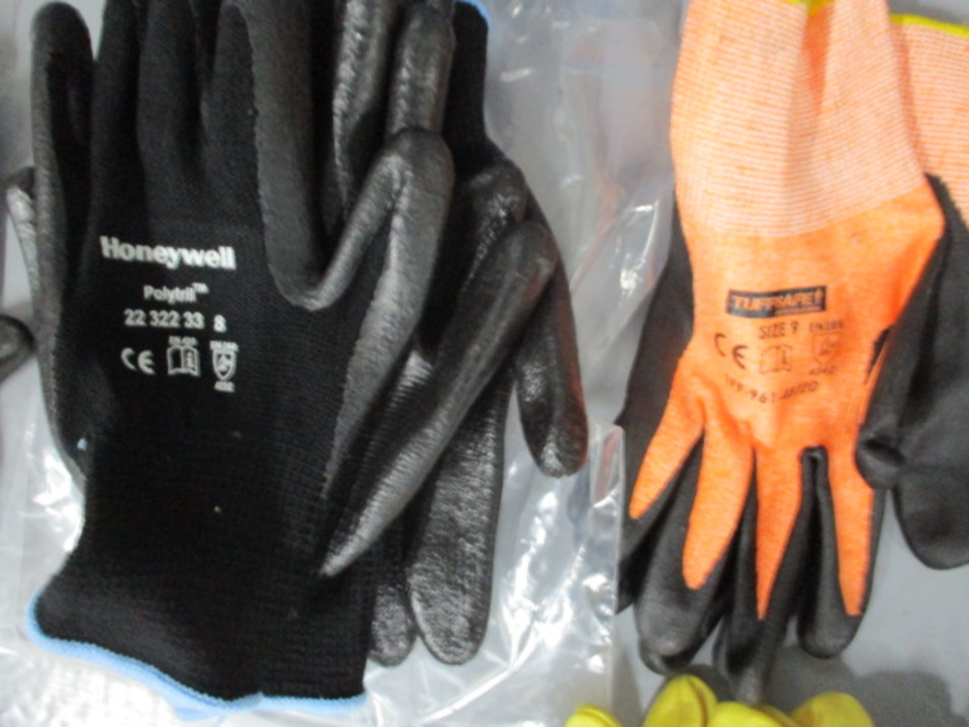 Assorted PPE gloves - Image 4 of 6