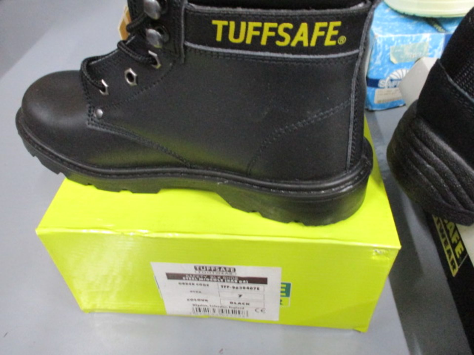 Safety footwear - Image 5 of 8