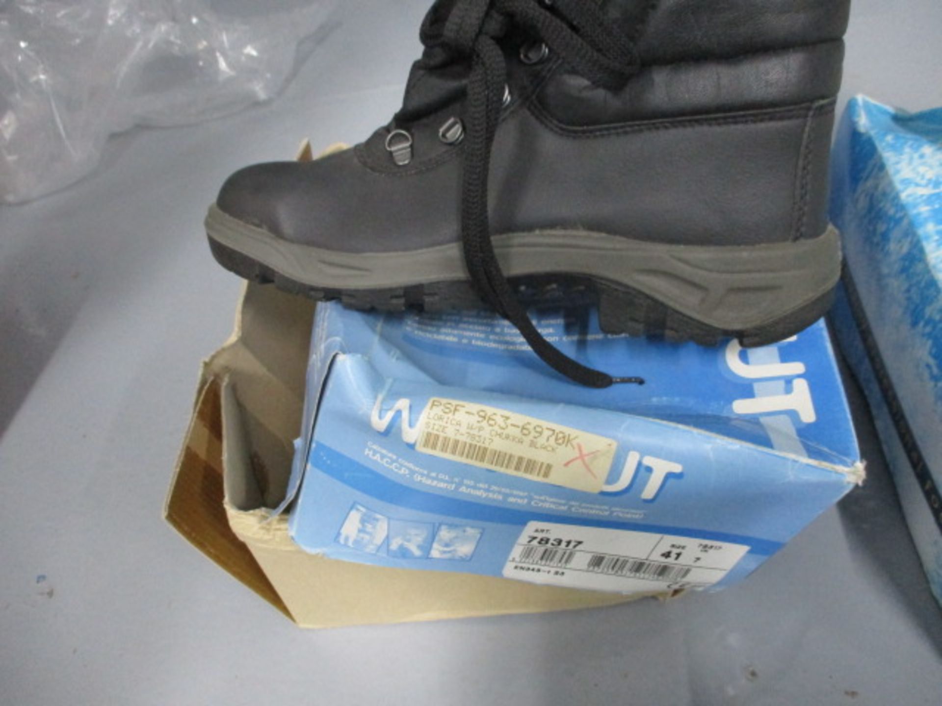 Safety footwear - Image 2 of 8