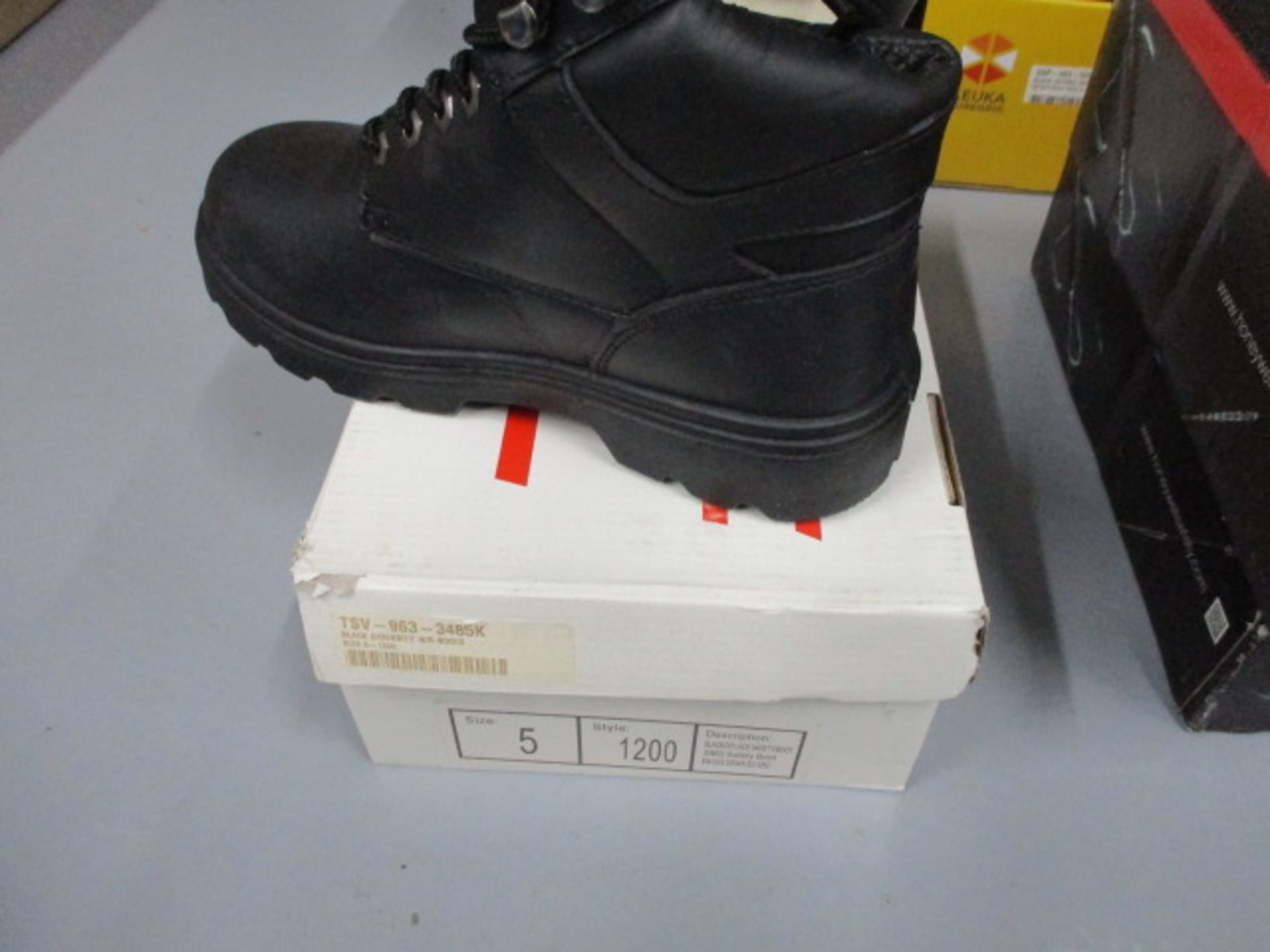 Safety footwear - Image 2 of 5