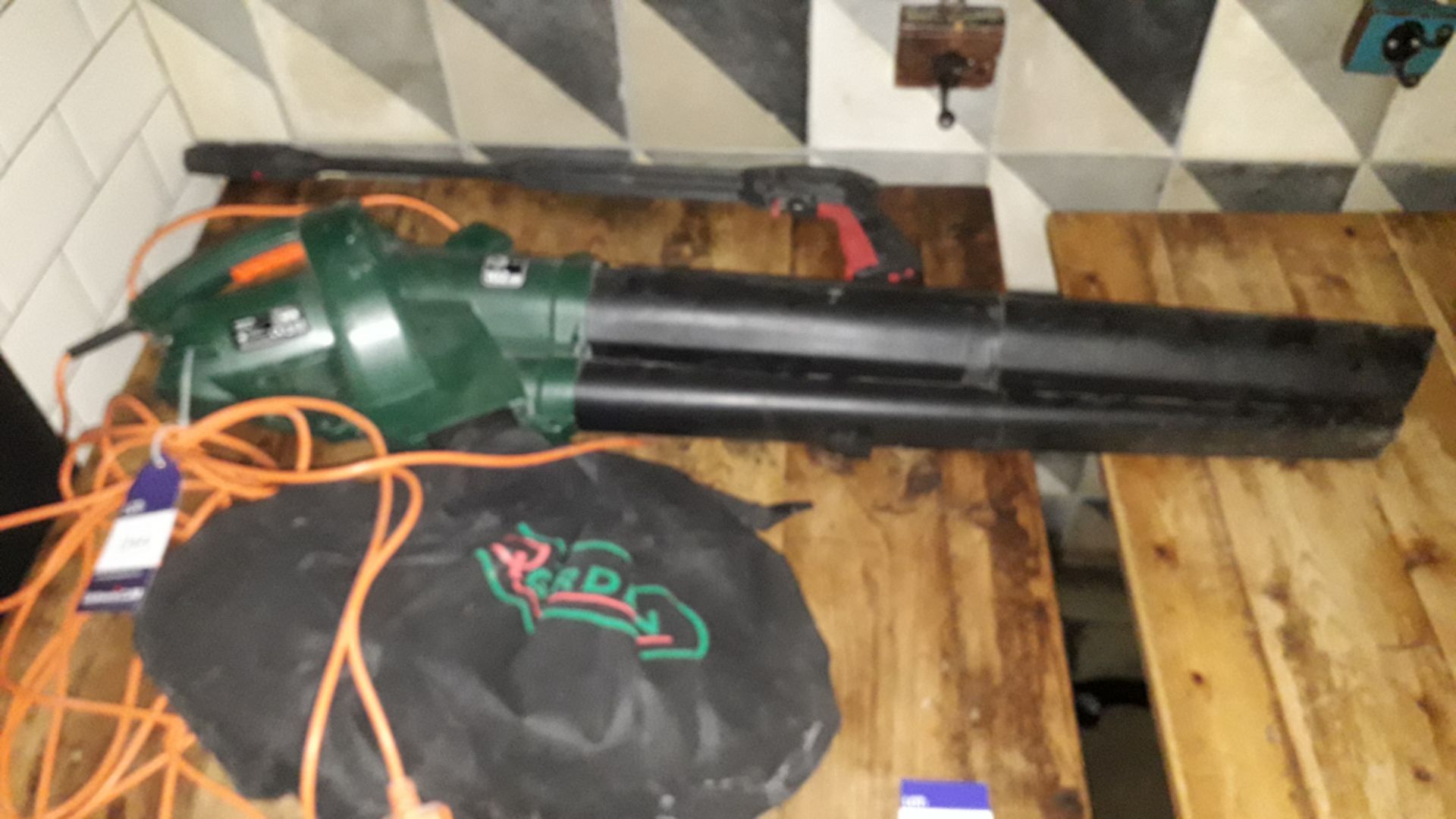 QGarden QGBV2500 Leaf Blower Vacuum (2018) Serial Number 032088